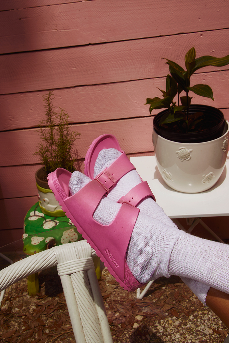 Sandálias, BIRKENSTOCK. Meias, da produção.