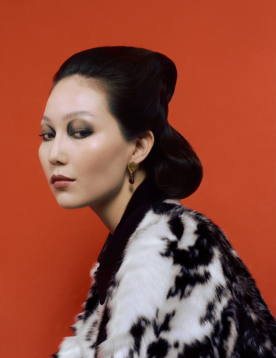 Casaco, da produção. Brincos, ORO DE BALTICA. Gel de sobrancelhas Volumizing Tinted, no tom Auburn, € 31, ANASTASIA BEVERLY HILLS, em sephora.pt. Sombra de olhos Master Mattes® Eyeshadow Palette: The Original, nos tons MM4, MM6 e MM12, € 62, e batom SuperSatin, no tom Bronx Baby, € 31, MAKEUP BY MARIO. Beronzer Airbrush, no tom Medium, € 56,50, CHARLOTTE TILBURRY. Lápis de olhos 24H Waterproof Gel, no tom 01 - Onyx, € 32,80, ESTÉE LAUDER, em perfumesecompanhia.pt.