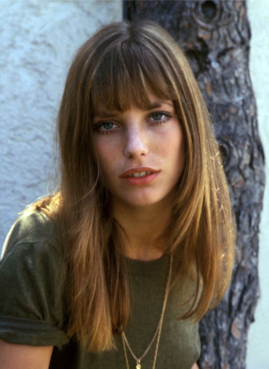 À esquerda: Jane Birkin. À direita: Chloé primavera/verão 2025.