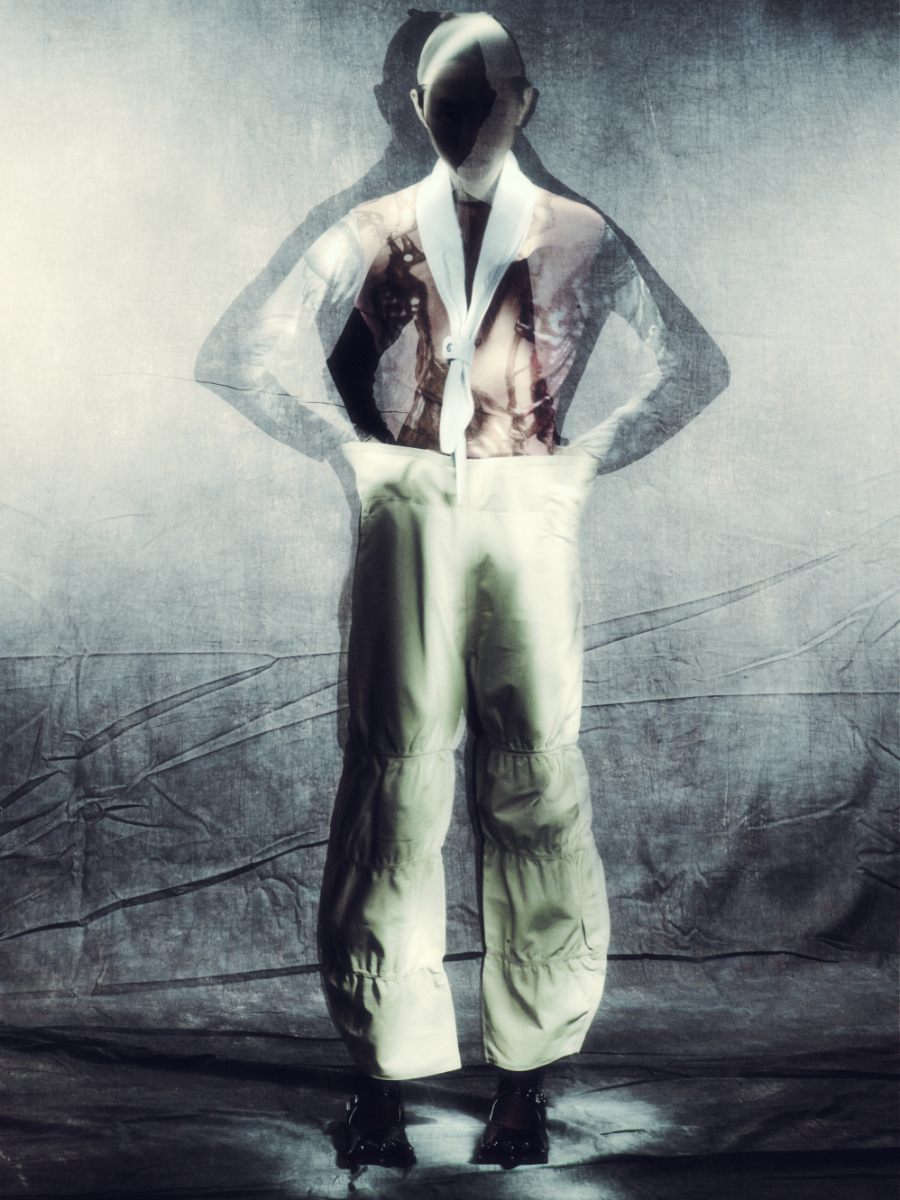 Camisola, GIUGLIA. Gravata e calças, PIETRO ZULIAN. 