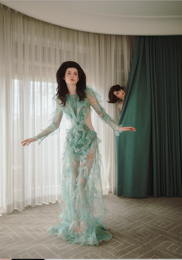 Mary: vestido, ZIMMERMANN. Val: top, ALBERTA FERRETTI.
