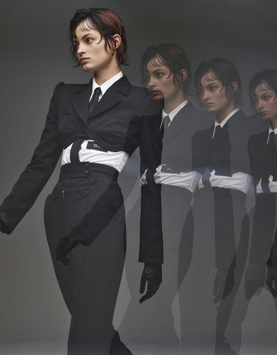 Casaco, blazer, calças, sapatos, óculos de sol, brincos e luvas, tudo SAINT LAURENT BY ANTHONY VACCARELLO.
