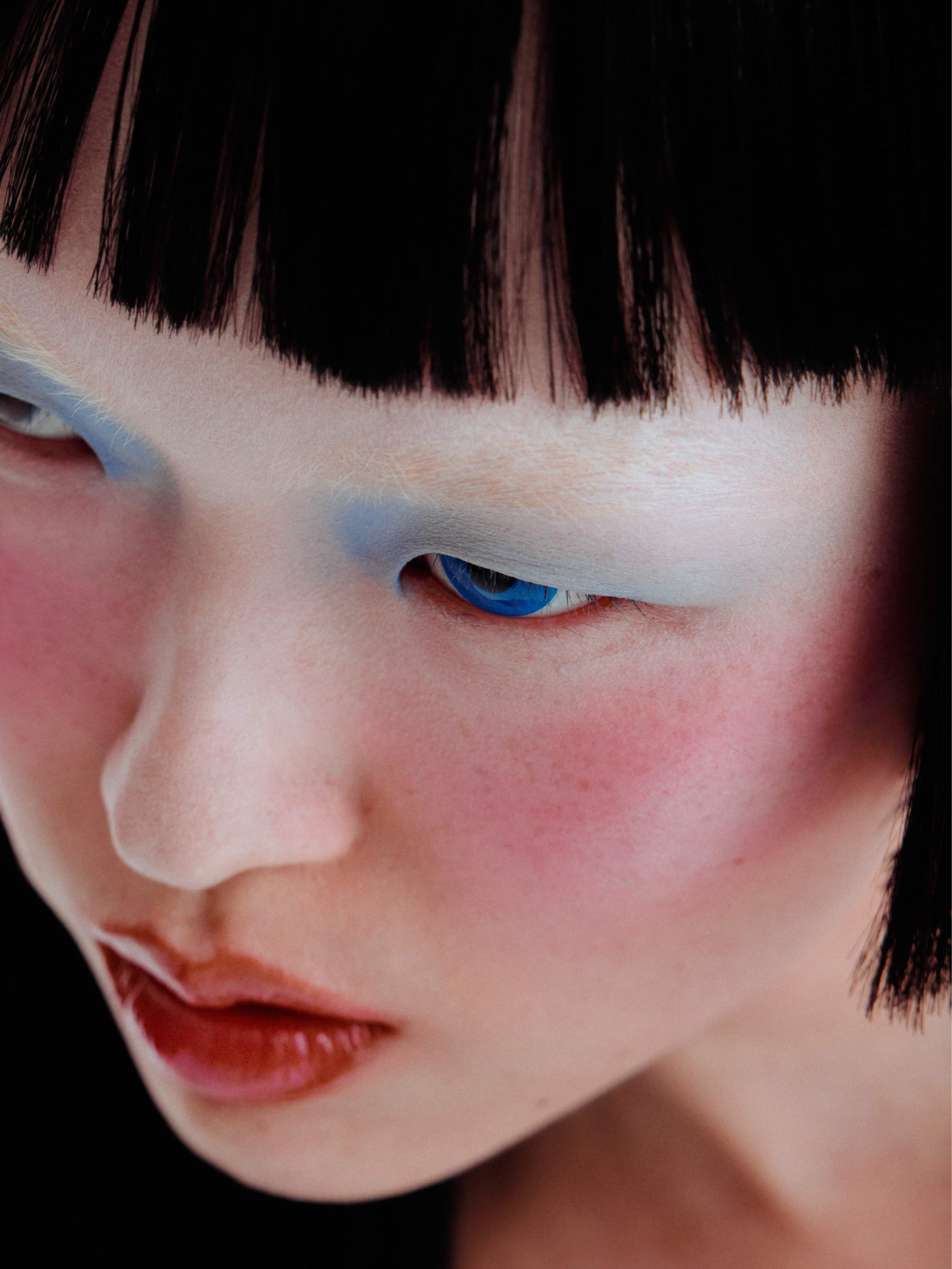 Hody: vestido, DSQUARED2. Base Synchro Skin Radiant Lifting, no tom 110 Alabaster, SHISEIDO. Pó translúcido Super White Powder, BEN NYE. Sombra de olhos Mono Couleur Couture, no tom 240 Denim, € 37, DIOR. Blush Color Fuse, no tom Dragon Fruit Daze, € 43,95, HAUS LABS, Batom Ultralip Until Shine, no tom Villa, GLOSSIER.