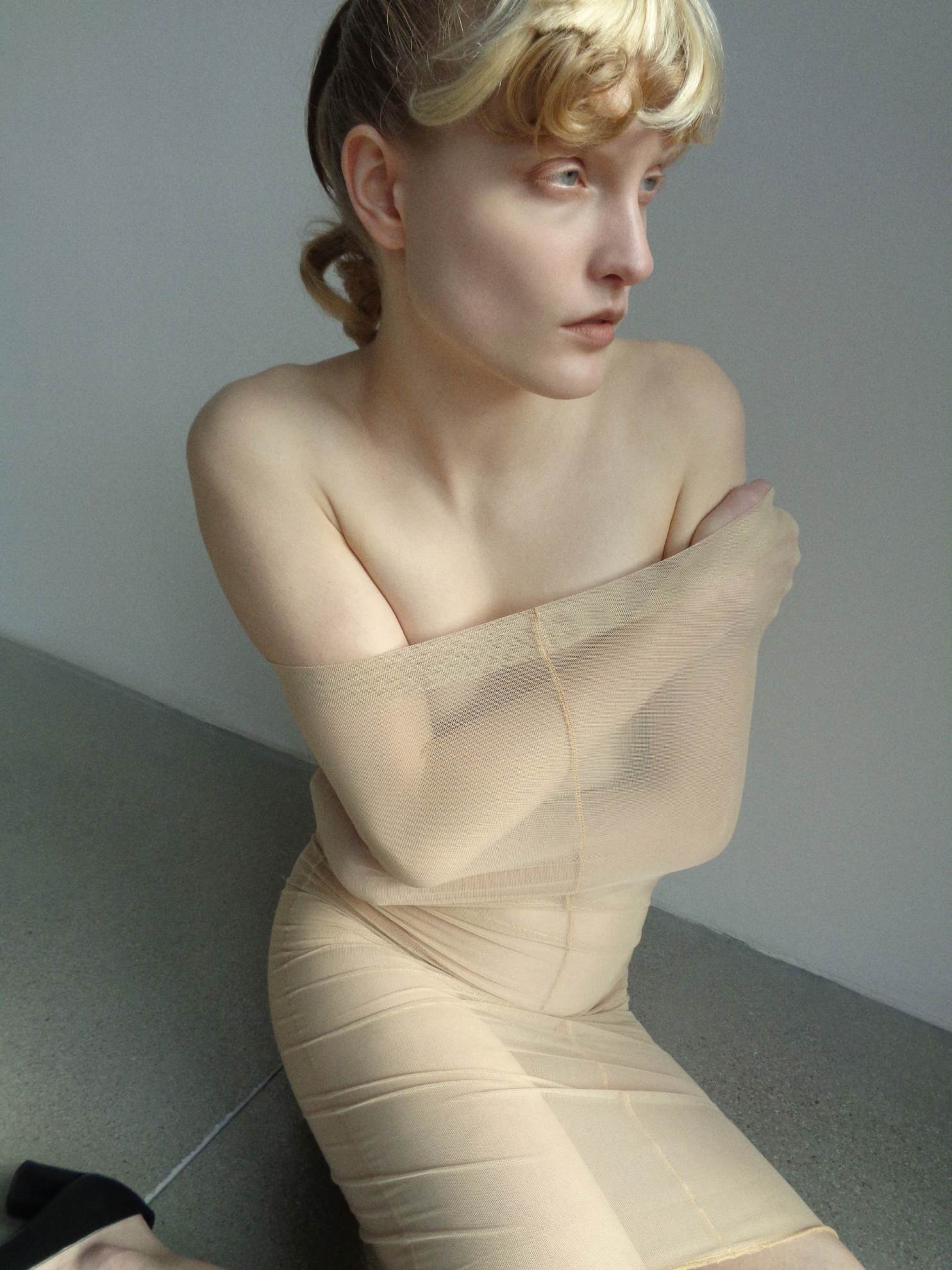 Vestido e cuecas, da produção. Sapatos, GOUTER L'OBJET. Vestido e cuecas, da produção. Sapatos, GOUTER L'OBJET.