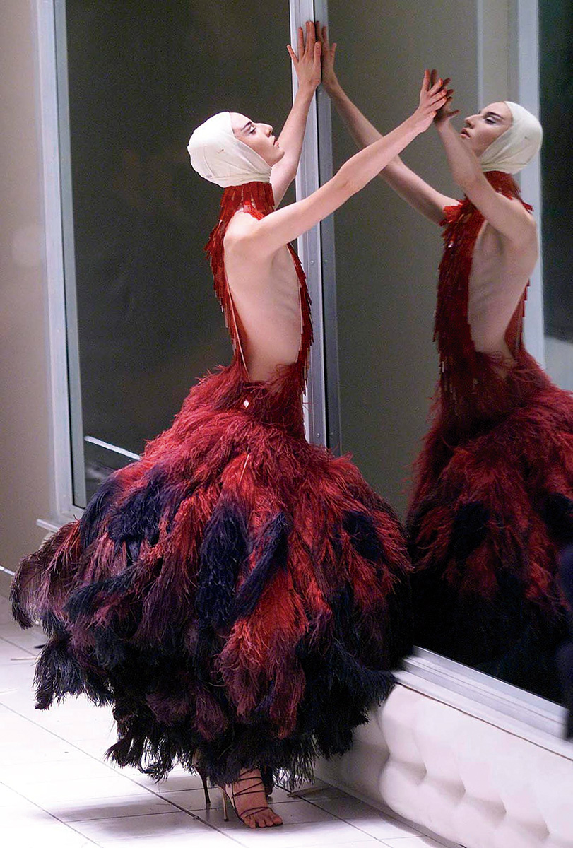 Erin O’Connor, Alexander McQueen Spring/Summer 2001 ©Getty Images