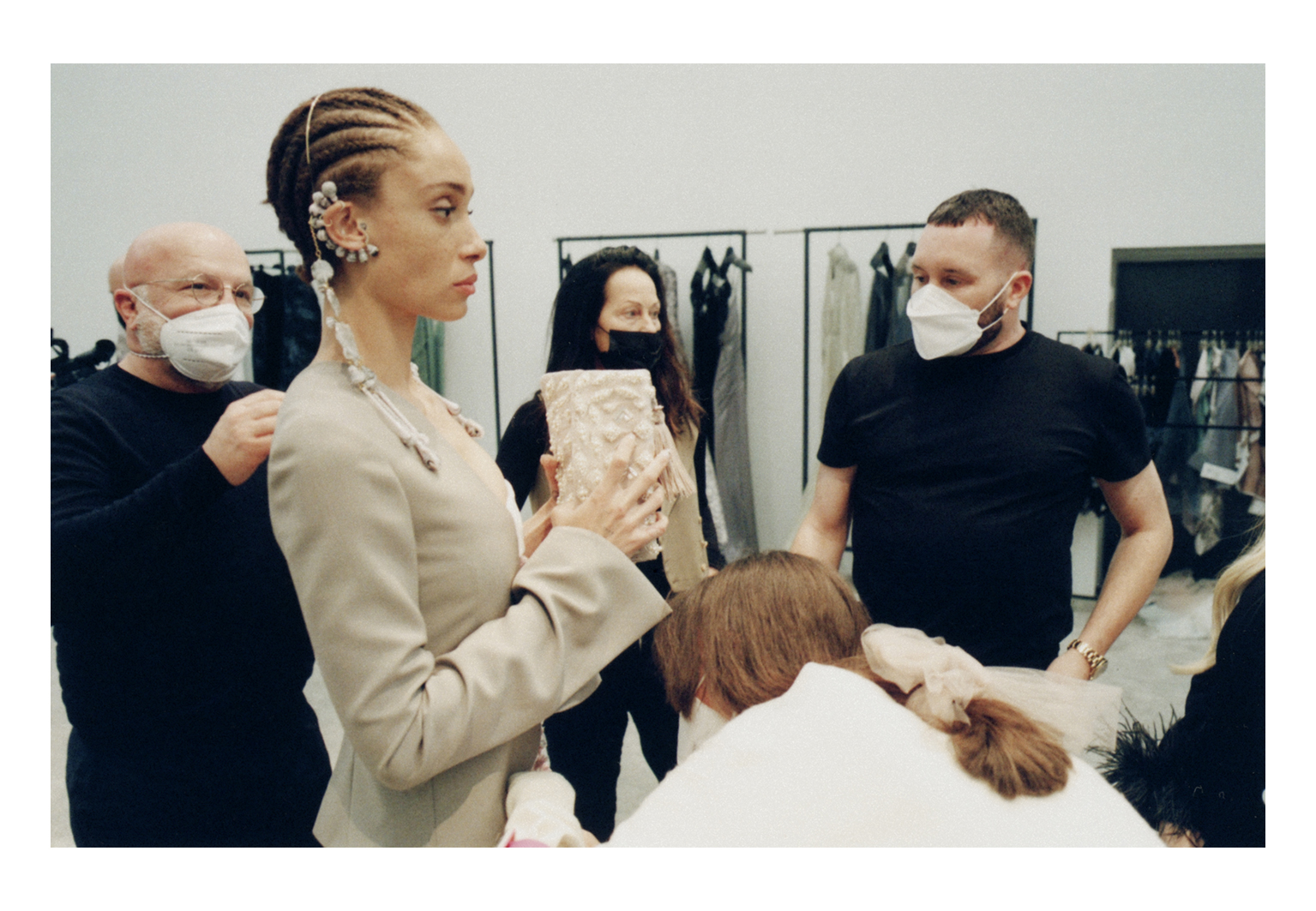 Adwoa Aboah, uma das modelos do desfile, num fitting em Roma.