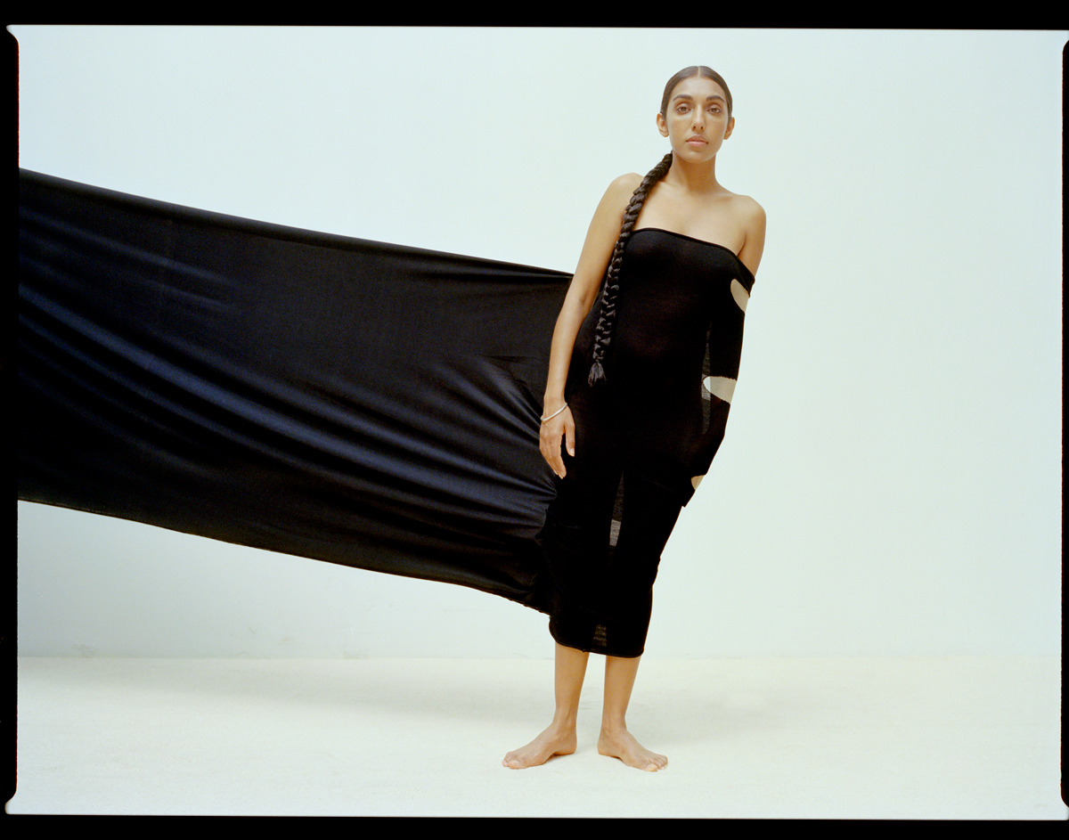 Rupi Kaur ©Fotografia de Carlota Gerrerro. Realização Sina Braetz.