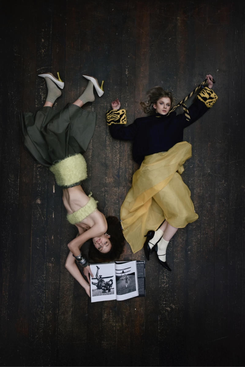 Giulia: top e saia, GIULIA GAGLIARD. Saia, MANIGOLDE. Meias, da produção. Sapatos, 3JUIN. Anais: vestido, JOHN ZUCCA. Casaco, JUST4LOVERZ. Gravata, MANIGOLDE. Meias e sapatos, da produção.