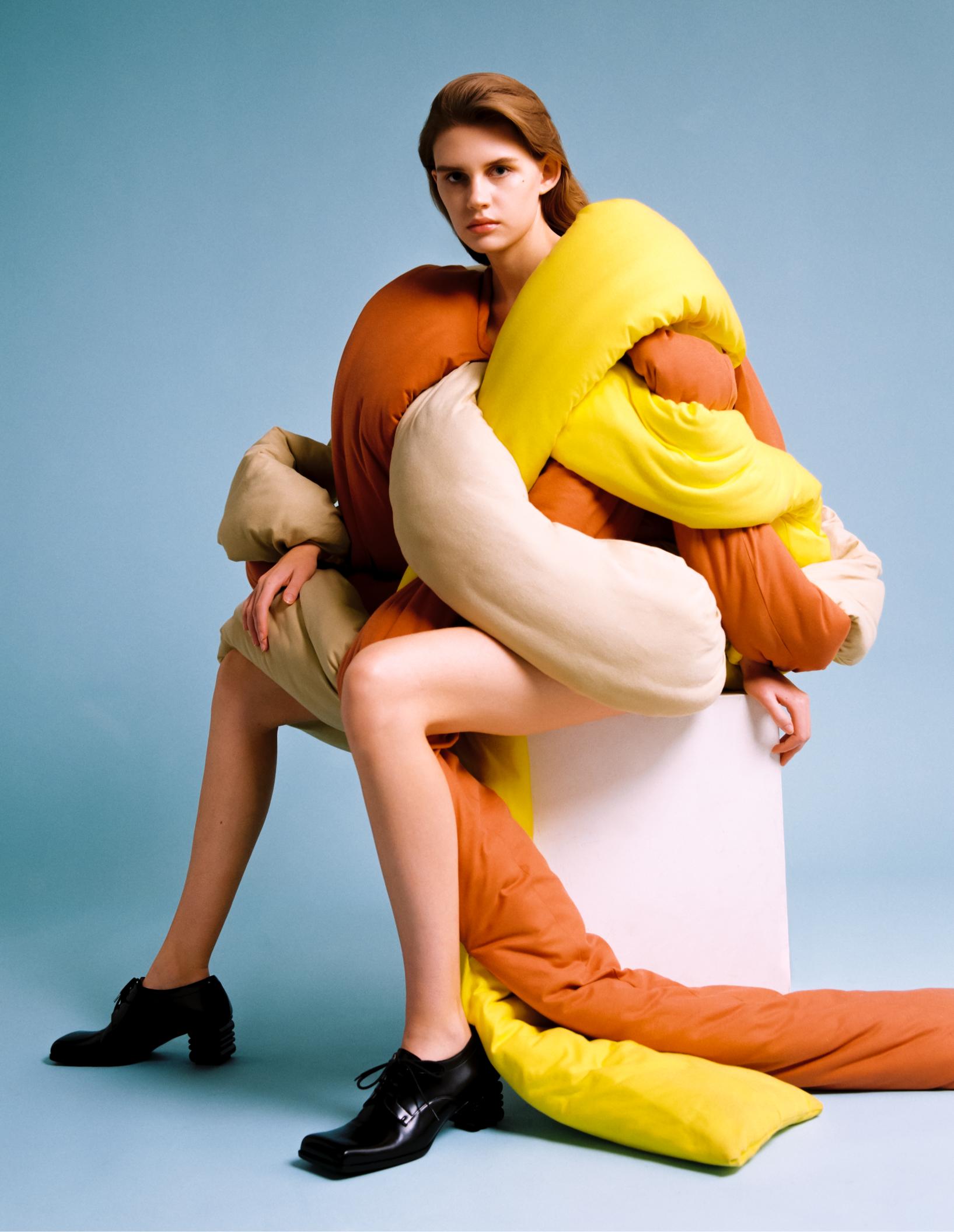 Leelou: vestido e sapatos, ambos LOEWE.