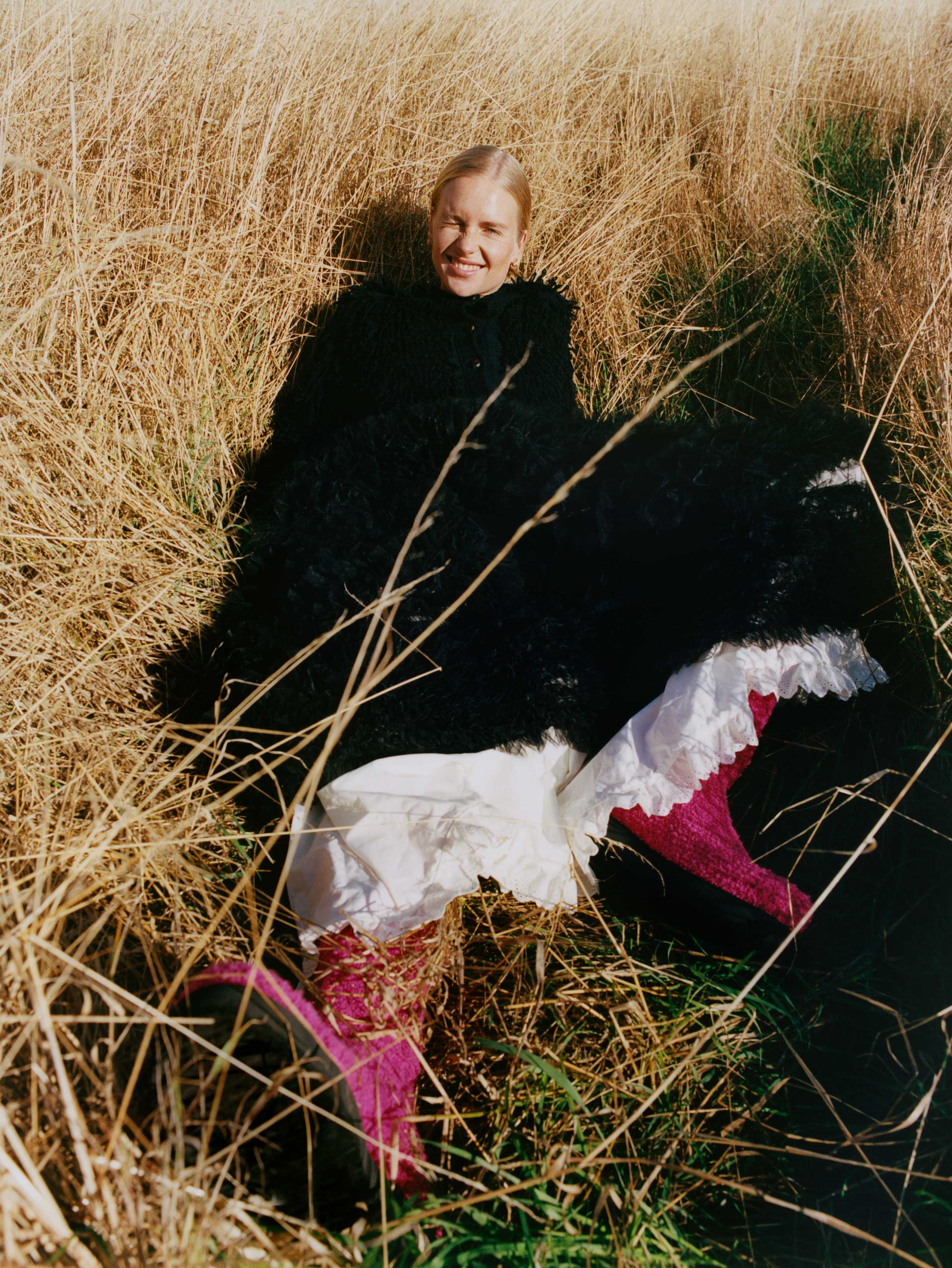 Casaco e vestido, ambos MOLLY GODDARD. Botas, 1 MONCLER JW ANDERSON.