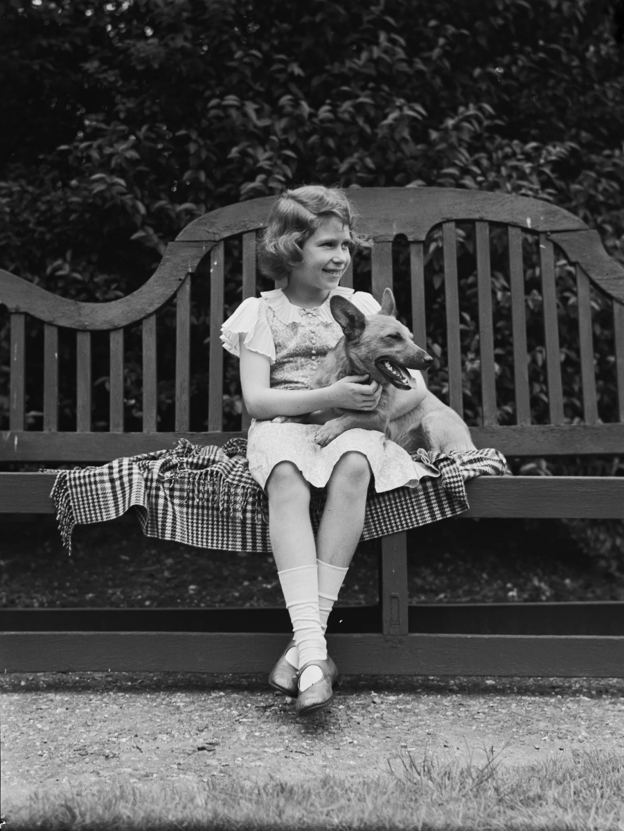 Queen Elizabeth II as a princess with a Pembroke Welsh Corgi in 1936. © Getty Images