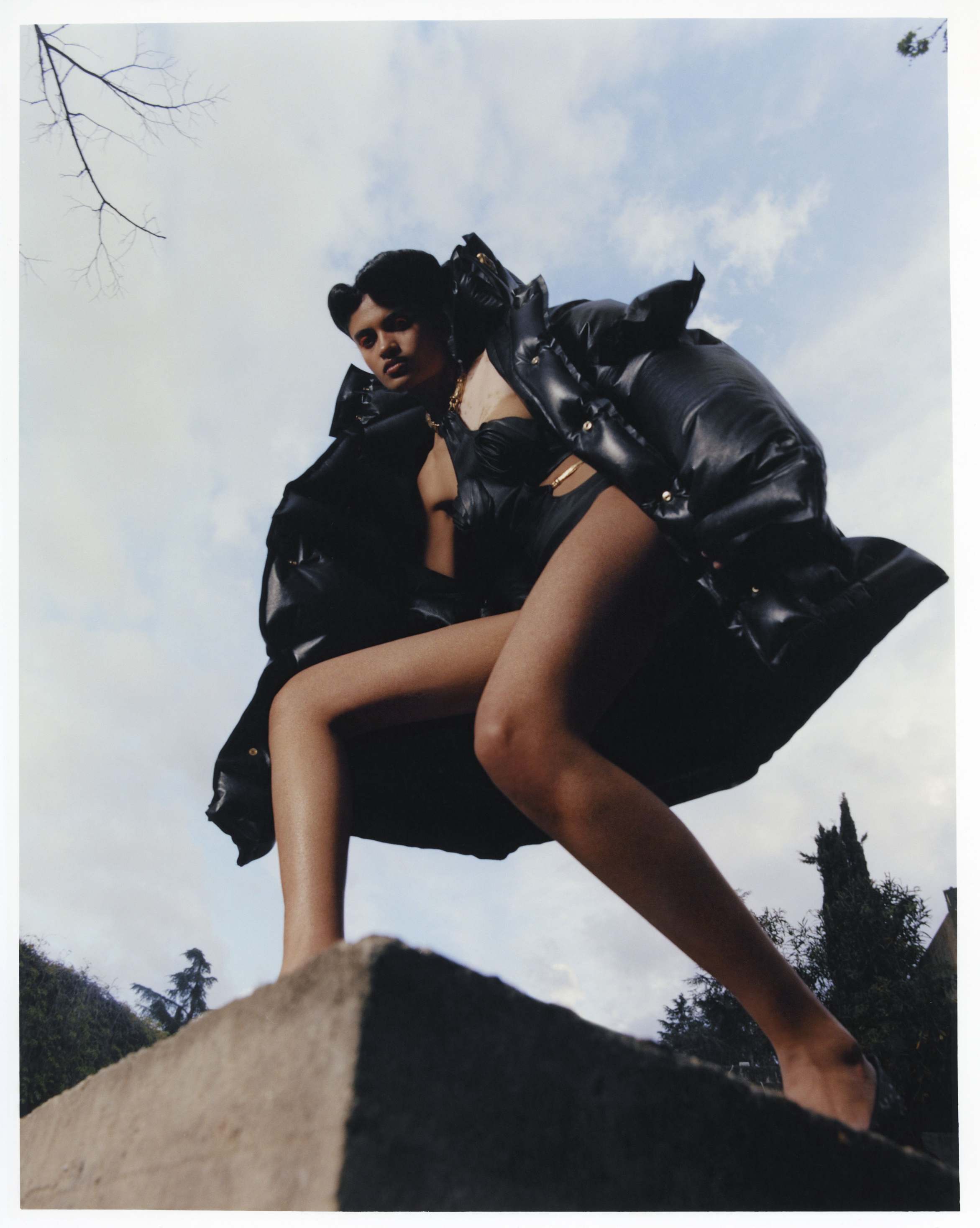 Casaco e body, ambos SCHIAPARELLI. Sapatos, JIMMY CHOO. Casaco e body, ambos SCHIAPARELLI. Sapatos, JIMMY CHOO.