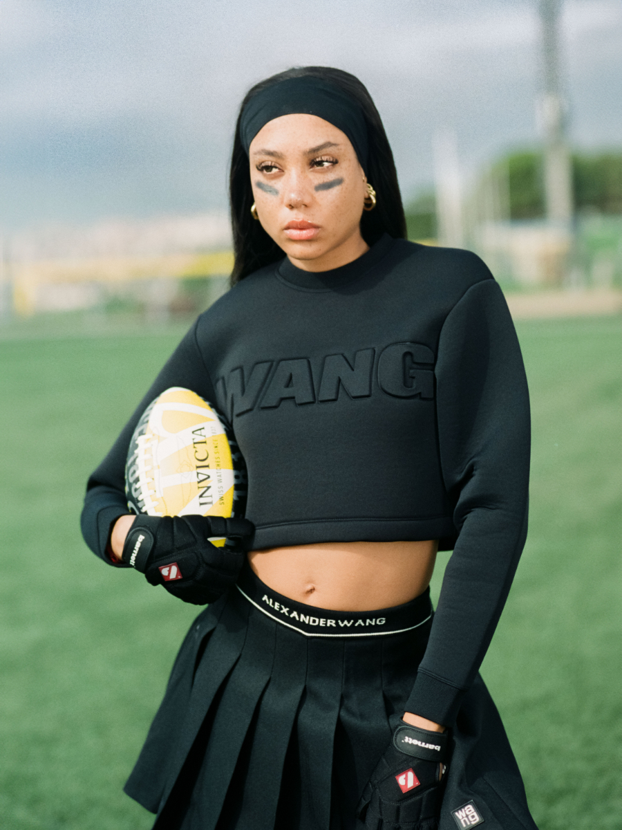 Top e saia, ALEXANDER WANG. Botas, ALI SAULIDI.