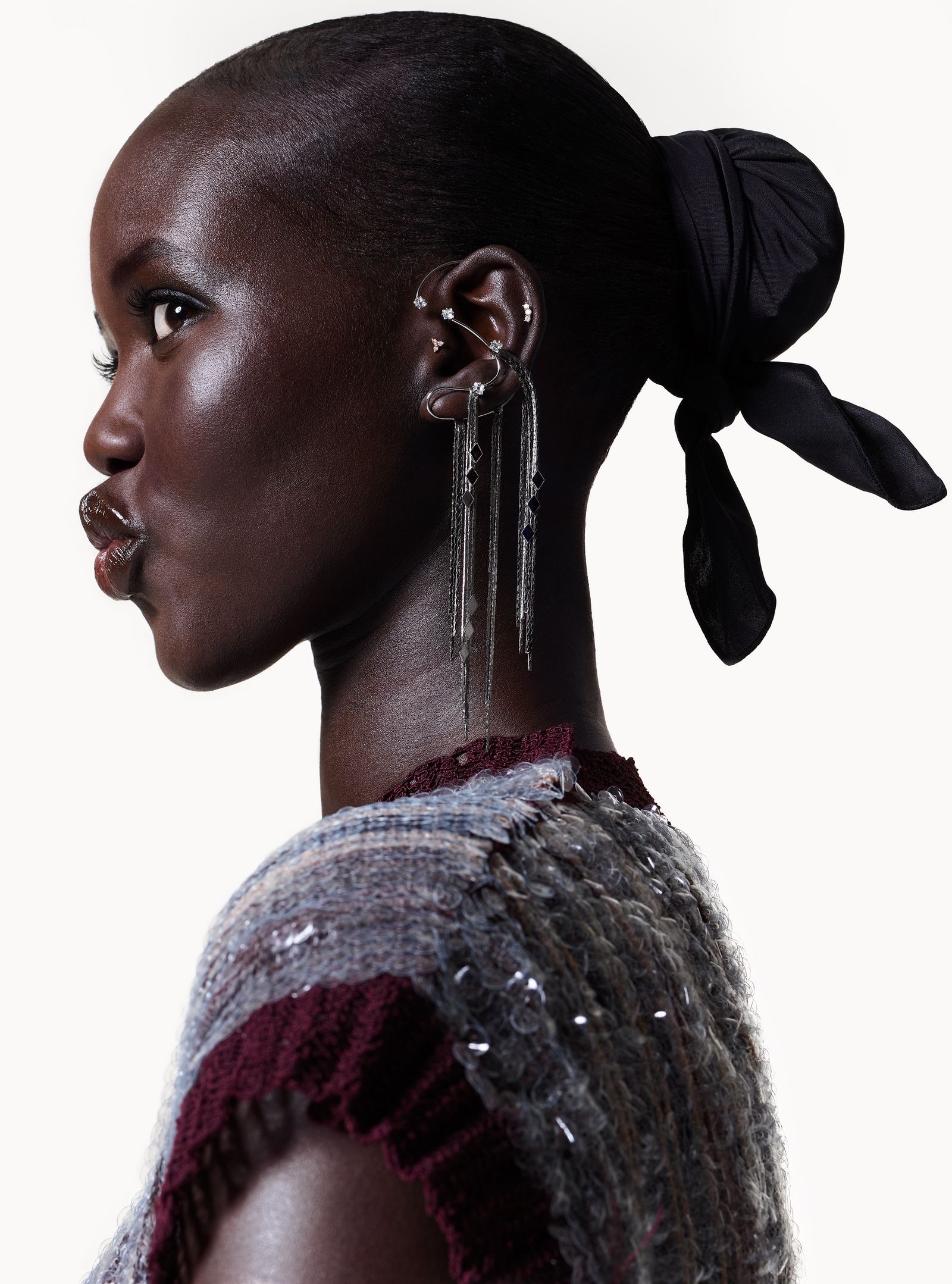 Adut Akech em full look Tory Burch.