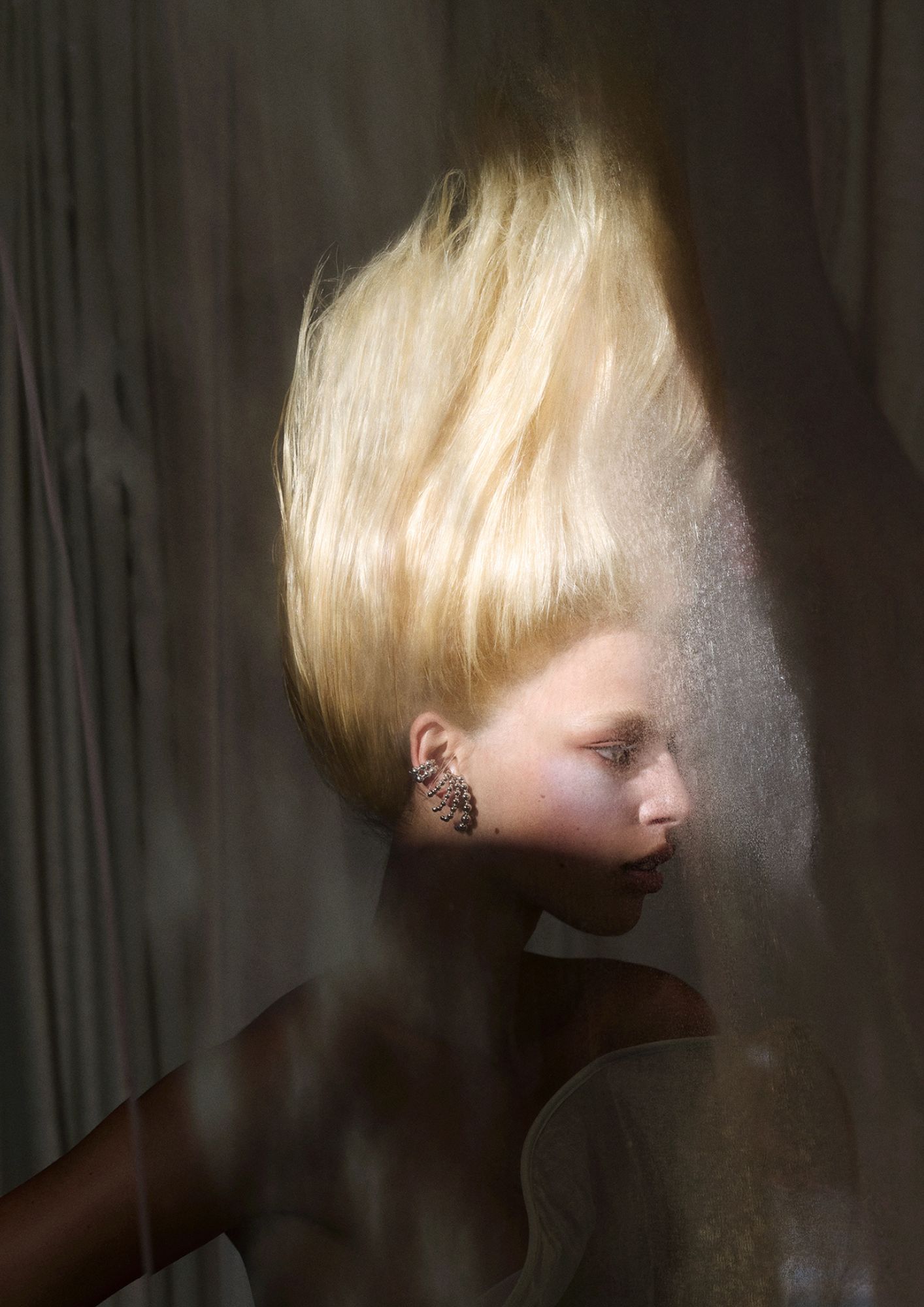 Vestido, MAGDA BUTRYM. Brincos e ear-cuff, KEREN WOLF. Base, Studio Radiance no tom C3, € 45, MAC COSMETICS em PERFUMES&COMPANHIA.PT. Primer Smudge Proof Eyeshadow Base, € 35, NARS. Sombra de olhos da paleta Les 4 Rouges Yeux et Joues ‘957 Tendresse no tom Shade ‘Medium, CHANEL. Pó translúcido Super White Professional Powder, BEN NYE. Batom Ultra Suede Lipstick no tom Erin, € 34, MAKEUP BY MARIO em SEPHORA.PT.