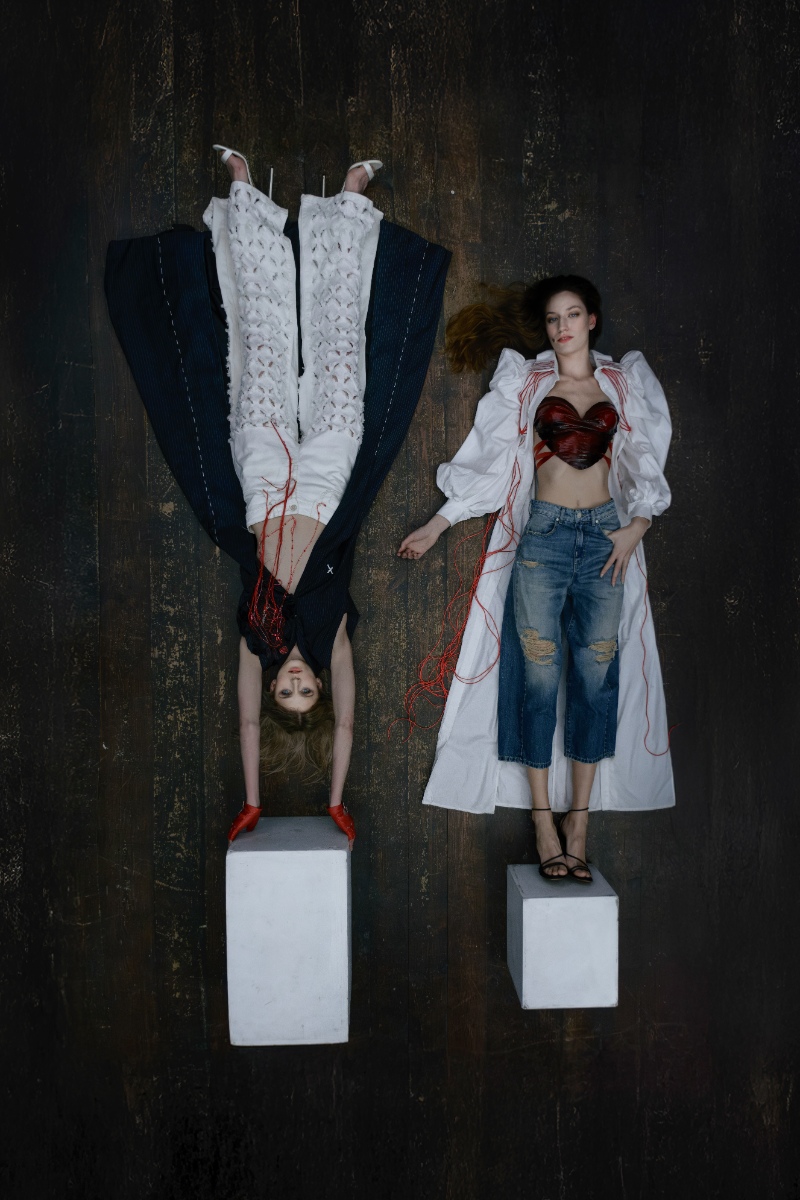 Anais: colete, KRISTY VIDAMOUR. Calças, STEFANO SALVATI. Sapatos, da produção. Giulia: corset, BIANCA BUSONI. Camisa, KRISTY VIDAMOUR. Calças, STEFANO SALVATI.