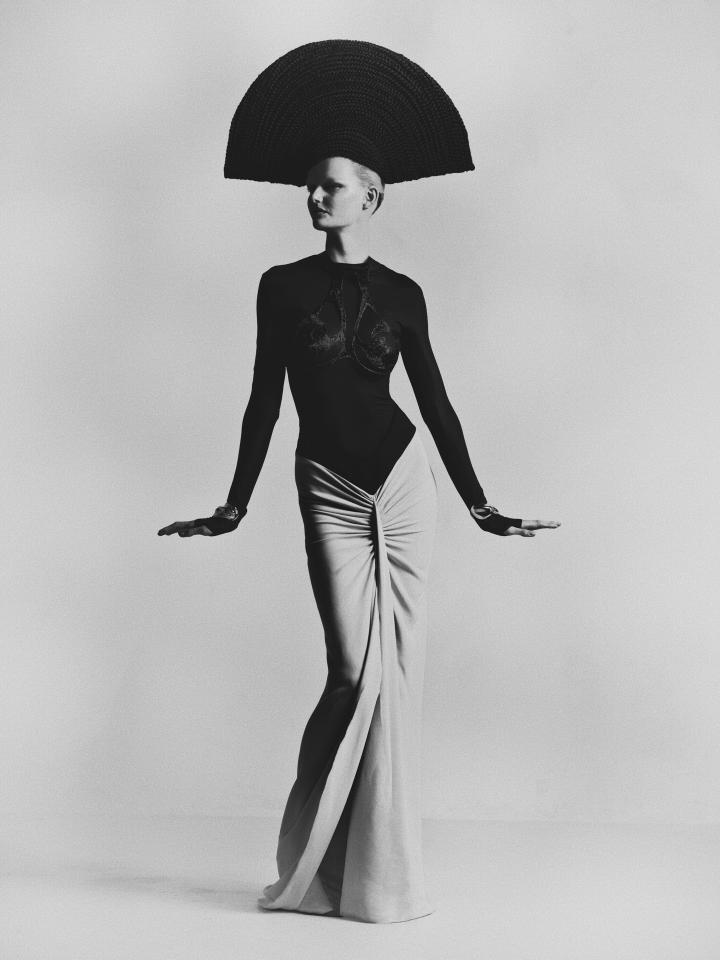 Bo: vestido e pulseiras, ALAÏA. Arnês, MARI LEMET.