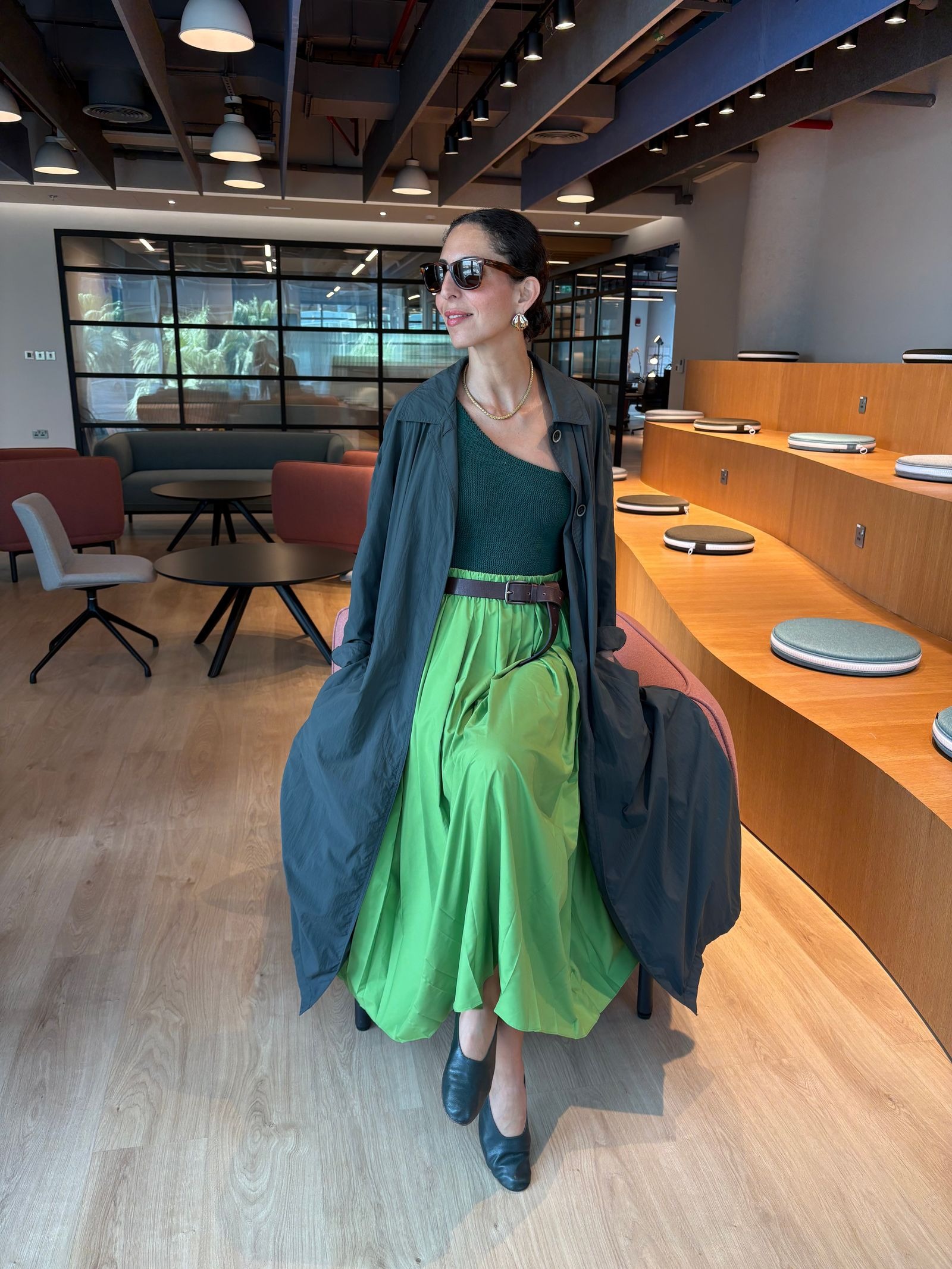 Esquerda: Dia 1, um blazer vintage vibrante que foi considerado demasiado seguro. Direita: Dia 2, O espetro verde completo, com uma saia Tibi, um fato de banho Hunza G como top e uma gabardina verde Esquerda: Dia 1, um blazer vintage vibrante que foi considerado demasiado seguro. Direita: Dia 2, O espetro verde completo, com uma saia Tibi, um fato de banho Hunza G como top e uma gabardina verde