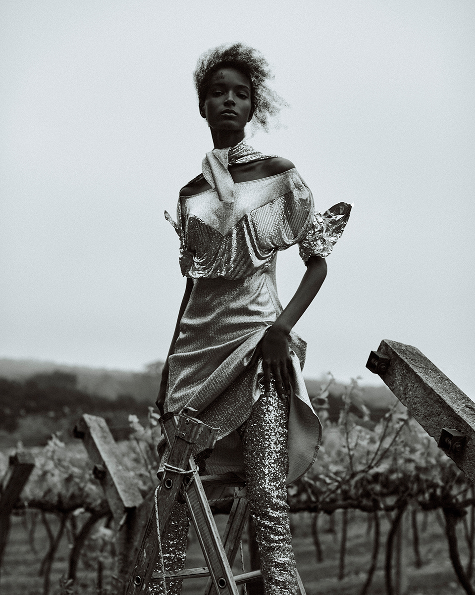 Vestido, Paco Rabanne, na NK Store. Calças, Isabel Marant, na NK Store.