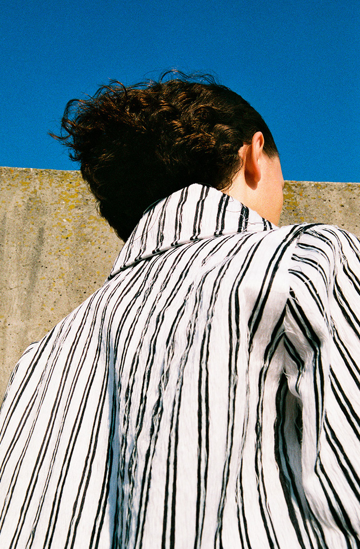 Camisa desenhada, idealizada e produzida por Constança Entrudo para o Project Vogue Union. Fotografia de Branislav Simoncik. Vogue Portugal, outubro de 2020.