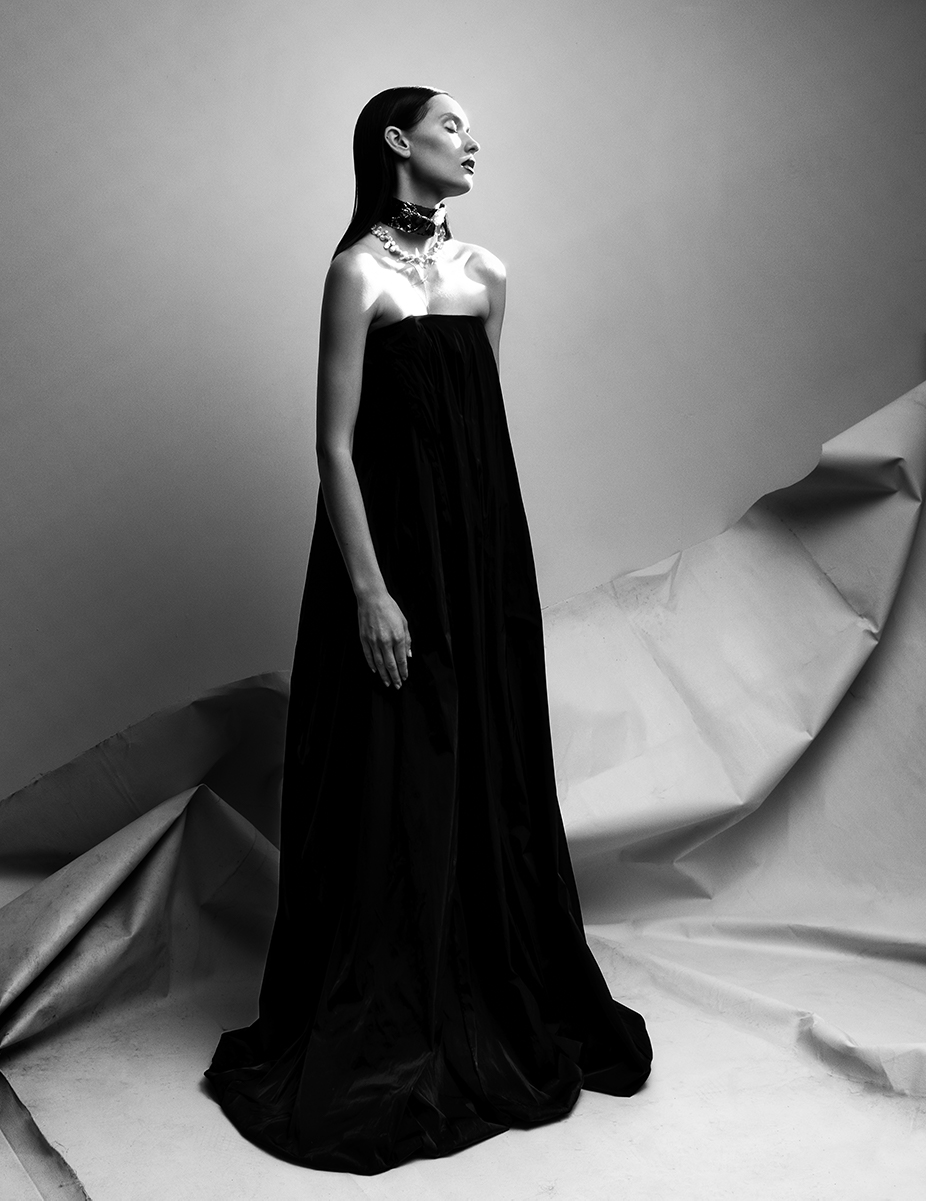 Vestido em seda, Acne Studios. Colar em pérolas e gargantilha em prata e madrepérola, tudo Acne Studios. Colar em prata, Amanda Pearl.