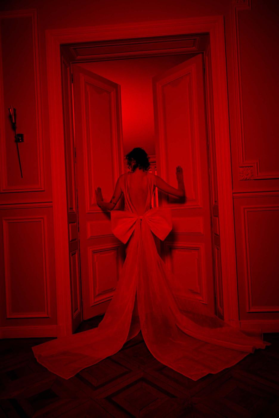 Vestido, VERSACE. Laço, RVNG COUTURE. Luvas, THOMASINE. Anel Cameron, AMINA MUADDI.