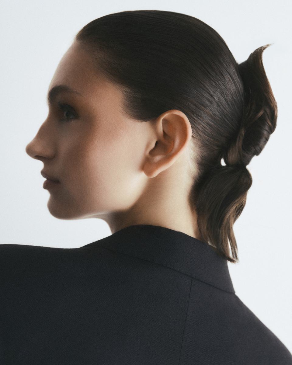 Lorena: blazer vintage, da produção. Camisola, ARKET. Óculos de sol, PRADA. 