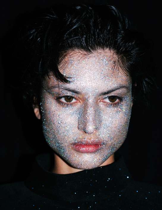 Bejal: vestido, PIERRE CARDIN. Base BBU Pro Face Palette, nos tons Warm Beige e Bisque, BOBBI BROWN. Iluminador Star Lit Glitter (usado no rosto), no tom L107 Argent Holographique, MAKE UP FOREVER.