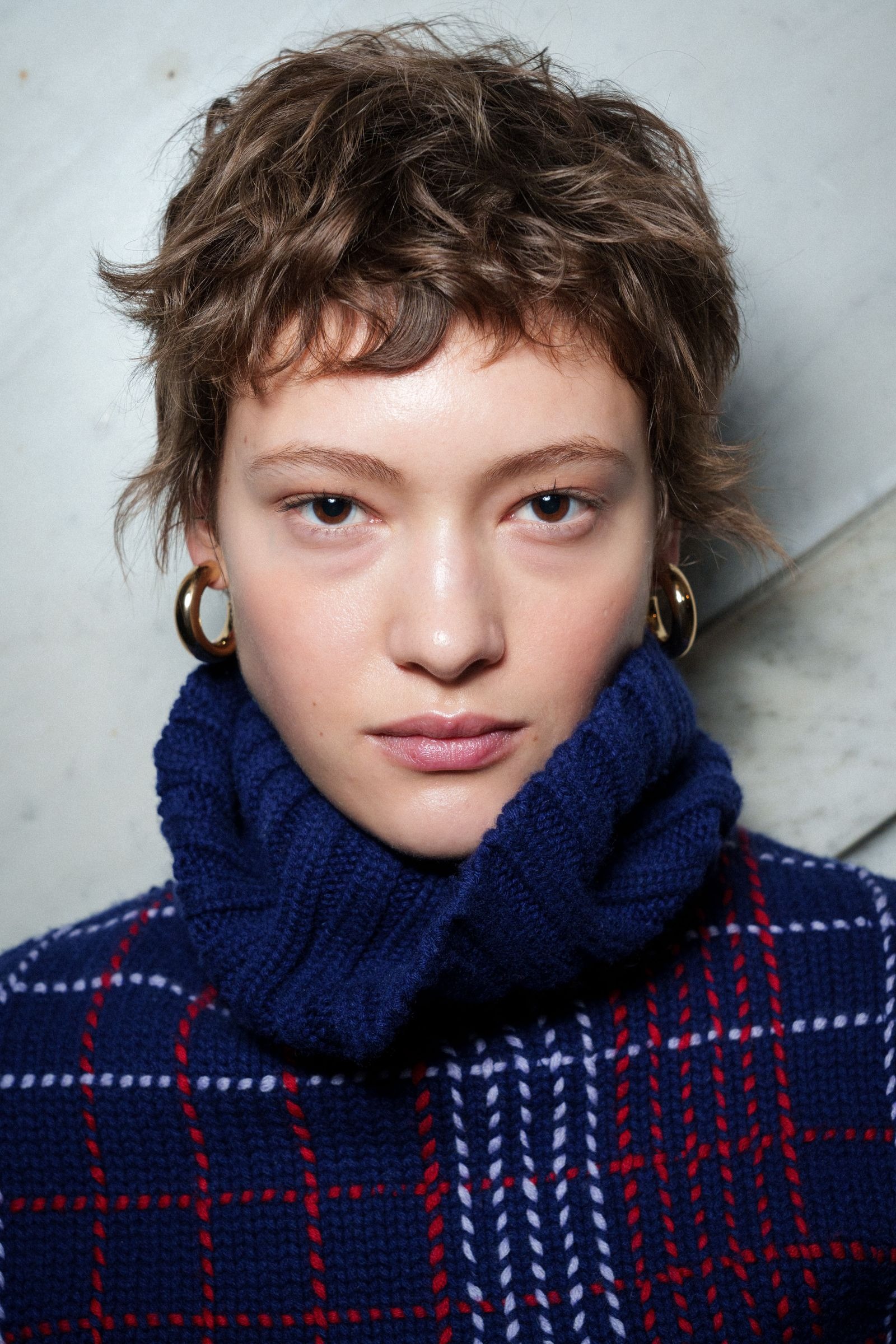 Modelo no desfile da Prabal Gurung, com um corte de cabelo pixie encaracolado.