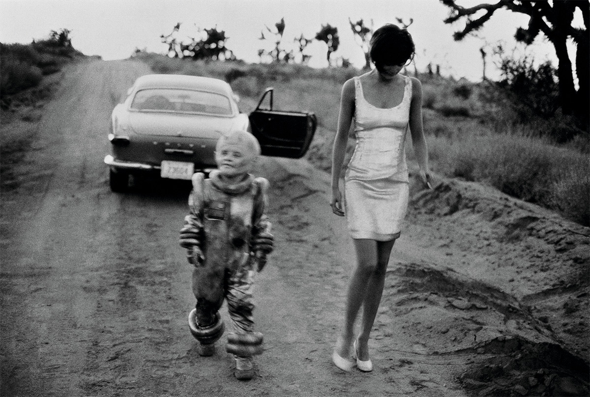 Debbie Lee Carrington e Helena Christensen, El Mirage, Califórnia, 1990. Publicado originalmente na edição de outubro de 1990 da Vogue Itália.