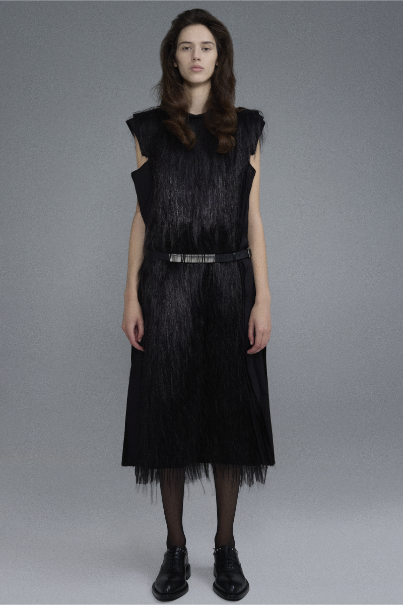 Camisola e saia, BALENCIAGA; Top, vestido, cinto, collants e sapatos, tudo JIL SANDER.