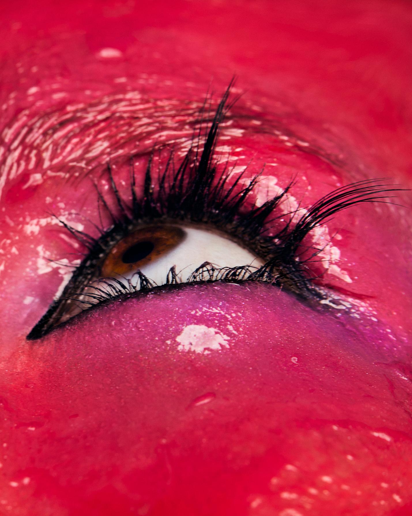 Samara: pigmento em creme (usado na cara) Chromacake, no tom Magenta, € 33, MAC. Sombras de olhos das coleções Naked Ultravioleta e Wired Palette, URBAN DECAY. Lipgloss (usado nos olhos) Crystal Gelgloss, € 29,75, SHISEIDO, em DOUGLAS.PT. Eyeliner Waterproof, no tom 094 Trinidad Black, € 30, DIOR. Máscara de pestanas Climax Extreme, € 30, NARS. Willy: brincos, CARLOS PENNA. Base Forever Skin Glow, no tom 7N, € 57, DIOR. Base Pro Filt’r, no tom 470, € 49, FENTY BEAUTY. Eyeliner (usado nos lábios) Super Pomade, no tom Graphite, € 31, KVD BEAUTY. Corretor (usado nos lábios) Studio Fix, no tom Deep, € 46, MAC. Daiane: calças e luvas, MUGLER. Pigmentos em creme (usados no corpo) Chromacake, nos tons Magenta, Primary Yellow, Genuine Orange, Pure White e Cyan, € 33, MAC. Batom Stuna Lip, nos tons Uncensored e Unattached, € 35, FENTY BEAUTY. Eyeliner Waterproof, no tom 094 Trinidad Black, € 30, DIOR. Máscara de pestanas Climax Extreme, € 30, NARS.