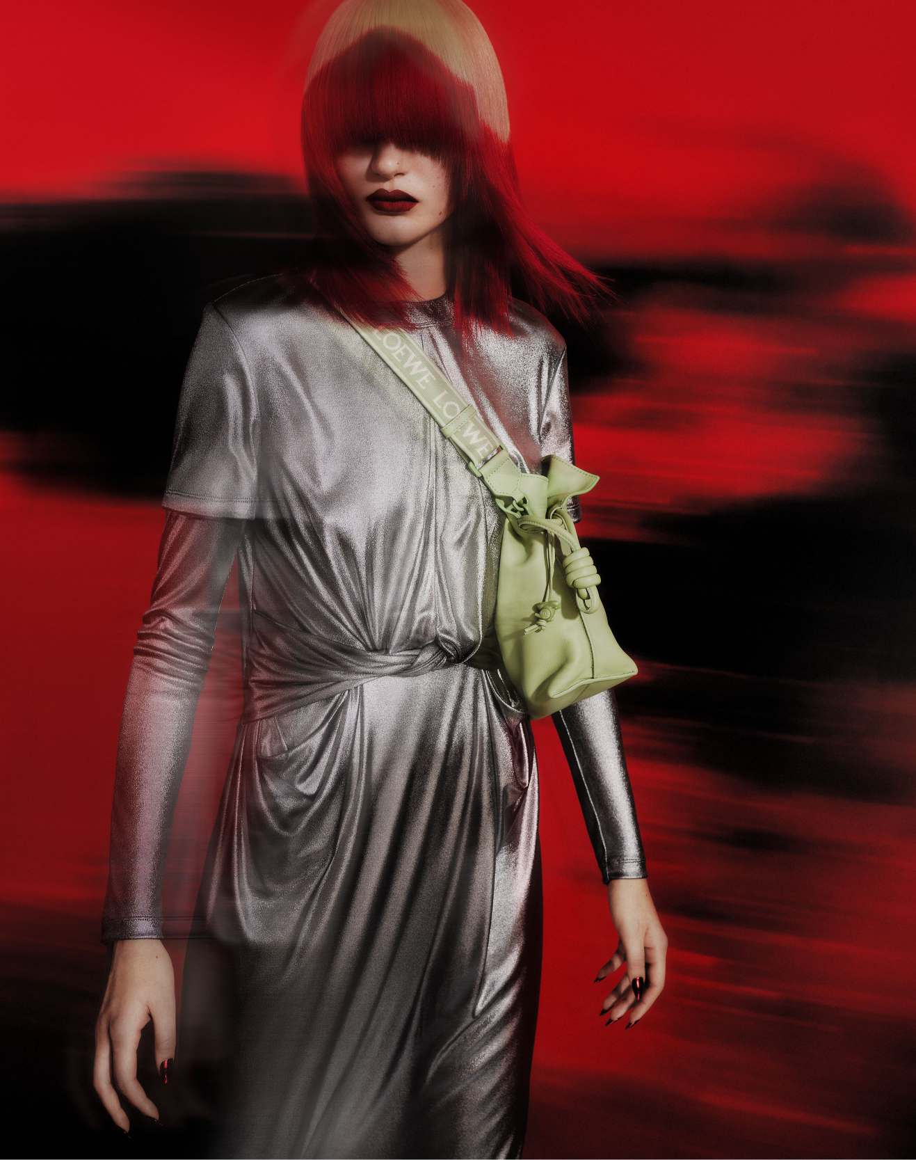 .Vestido e carteira, ambos LOEWE.