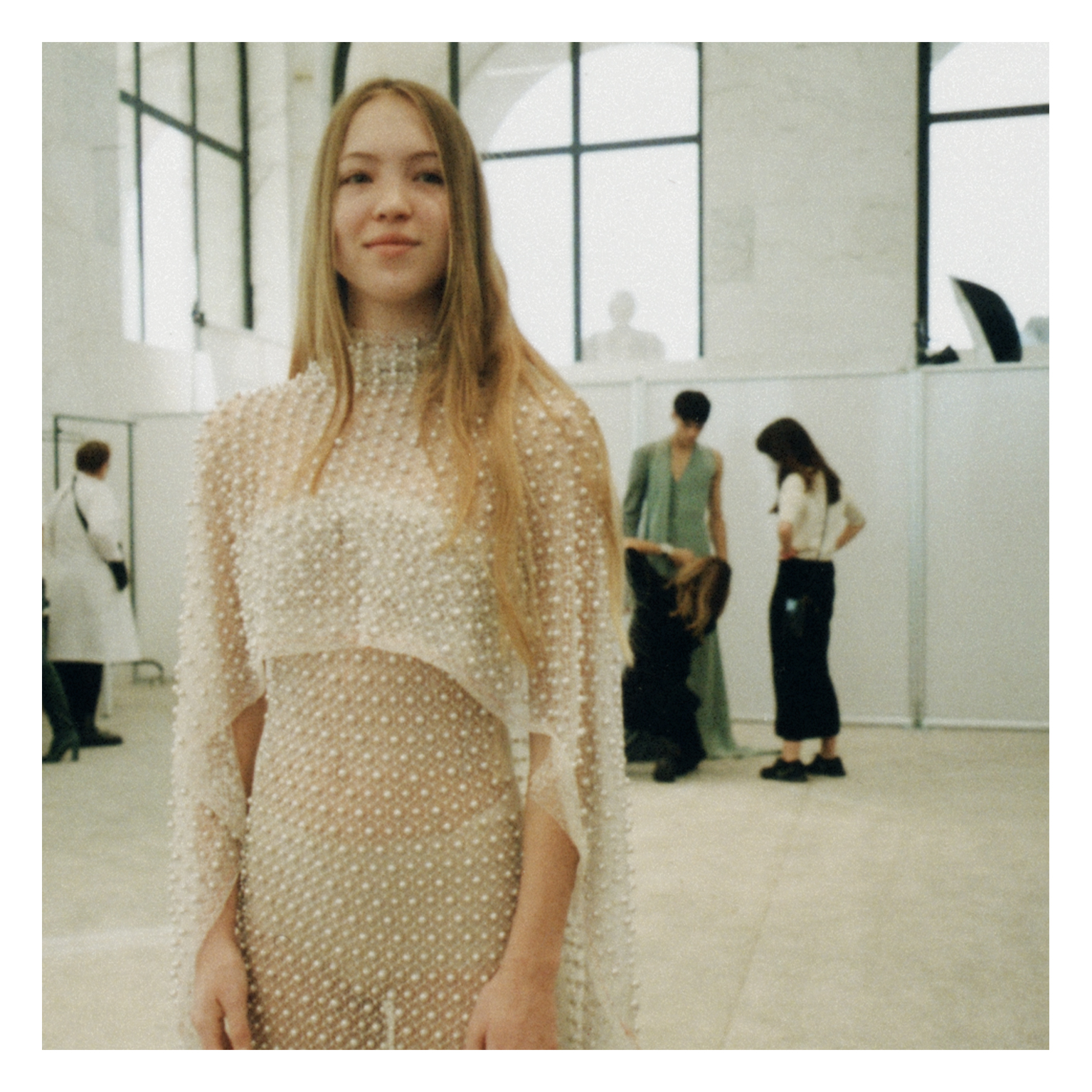 Lila Moss, filha de Kate Moss, a provar que as criações de Kim Jones são efetivamente cool e modernas.