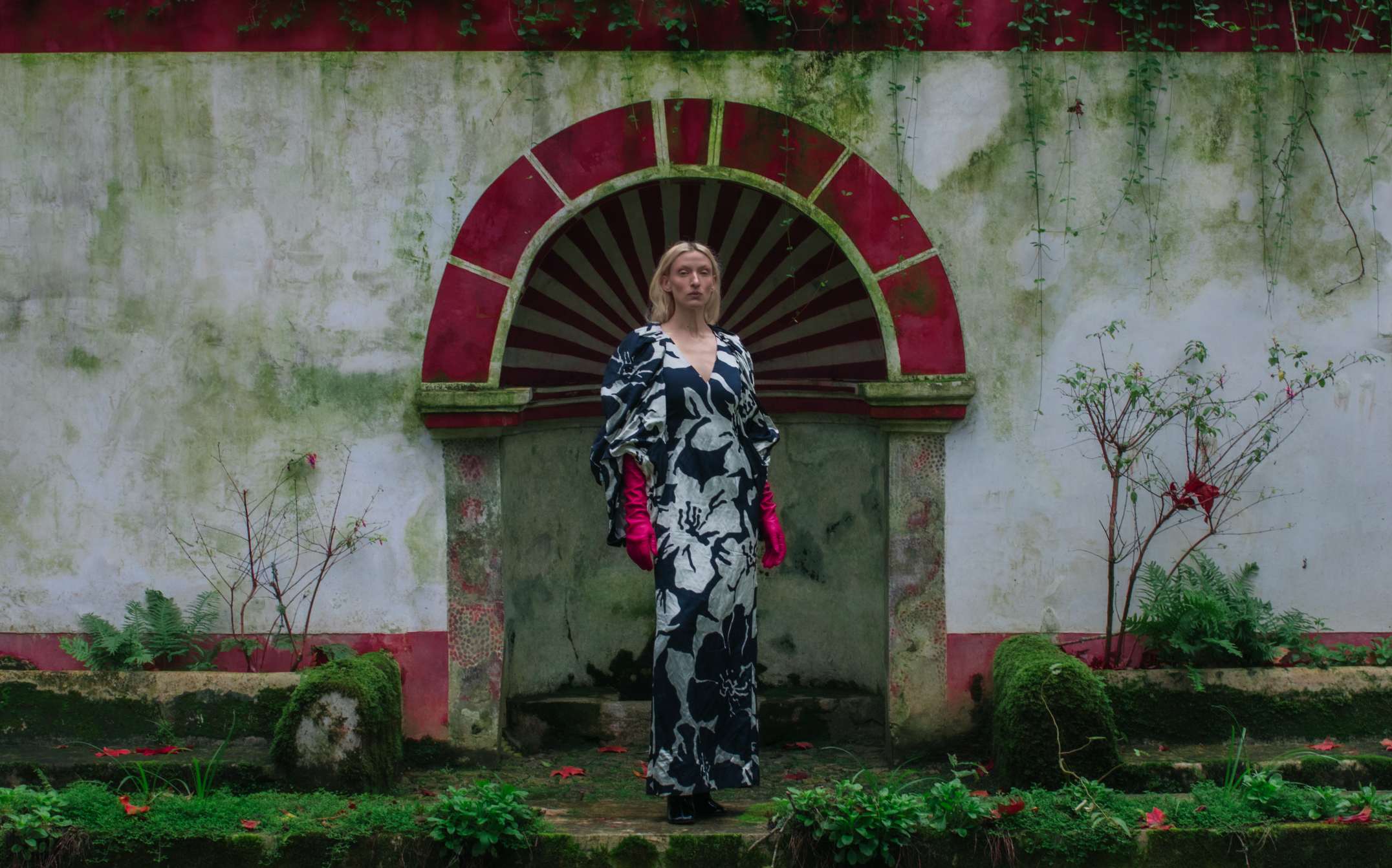 Vestido, luvas e botas, tudo DRIES VAN NOTEN.