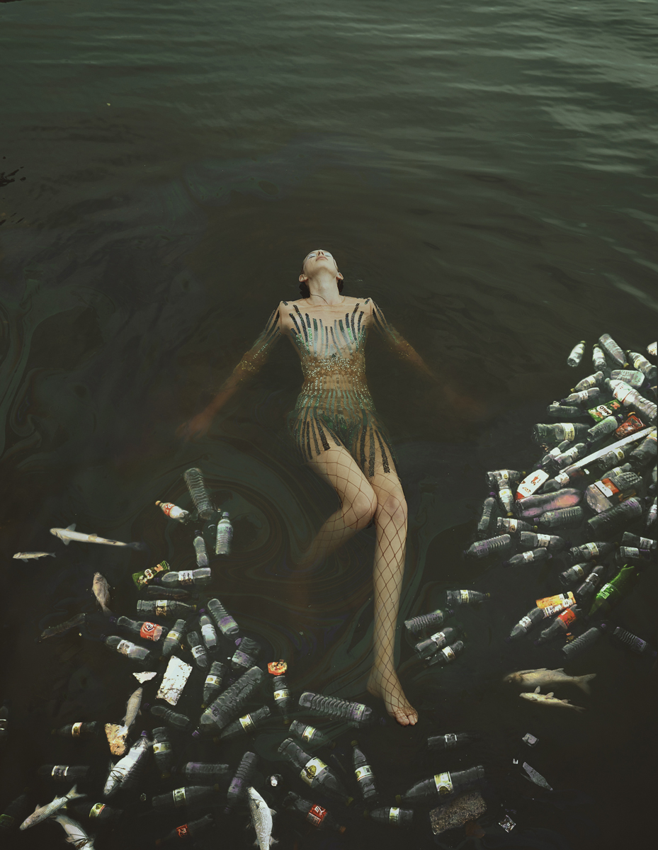 Fotografia de Élio Nogueira. Styling de Sandra Benbaruk. Modelo Kerrigan Clark. Vogue Portugal, novembro de 2021