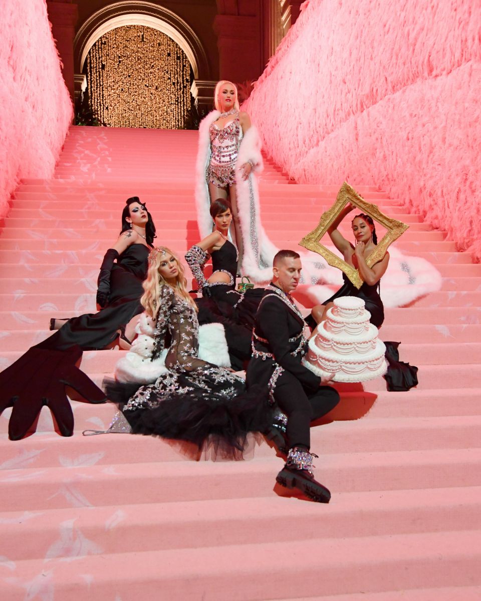 Violet Chachki, Stella Maxwell, Bella Hadid, Gwen Stefani, Jeremy Scott e Tracee Ellis Ross © Getty Images