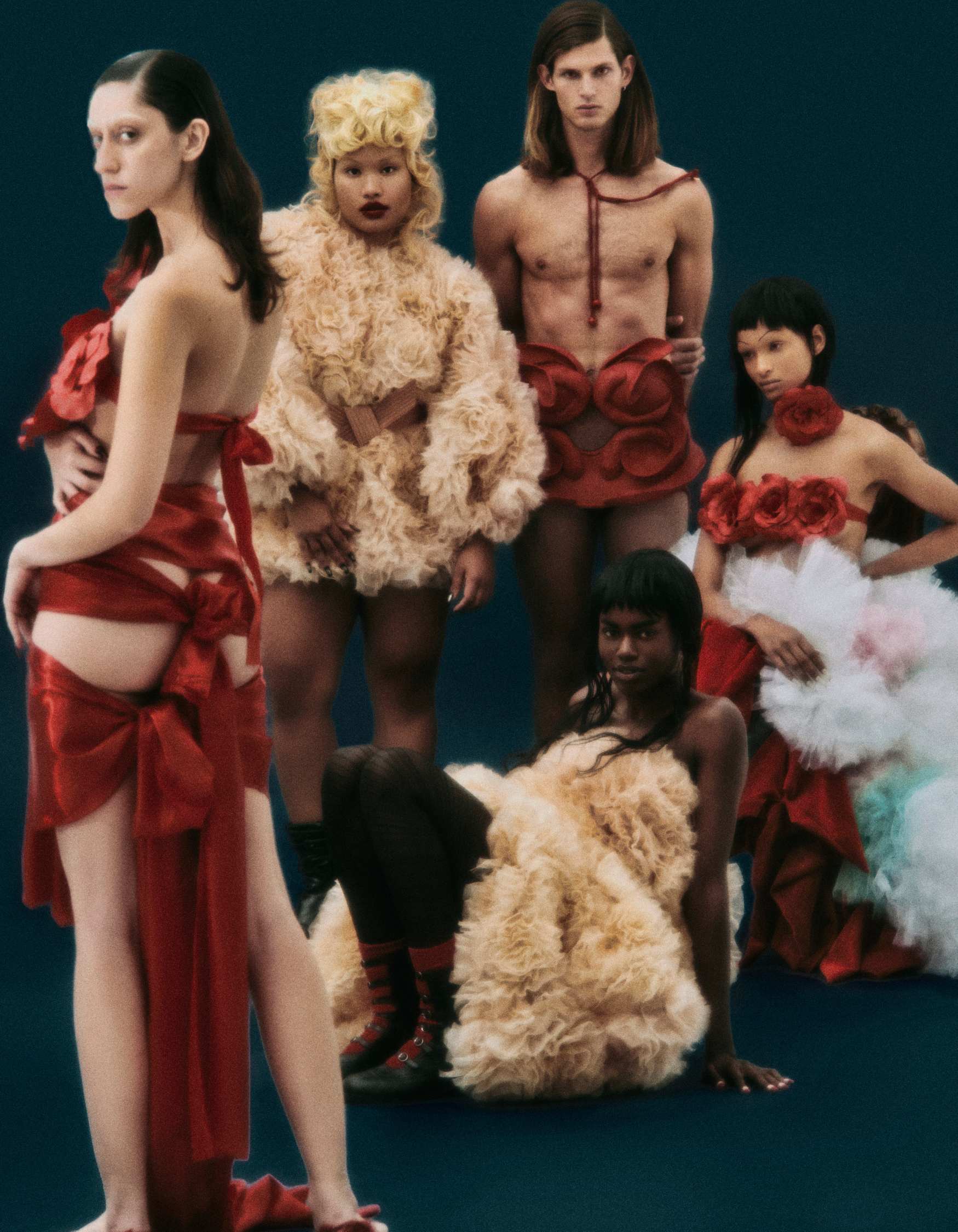 Martin: vestido, BALENCIAGA.Da esquerda para a direita e de cima para baixo, Heva: vestido, ALEXANDRE DORNELLAS por PHELLIPE BELLENTANI. Isadora: vestido, PAULA RAIA. Botas, CHANEL, na ETIQUETA ÚNICA. Rodrigo: top (usado no pescoço) ADRIANA DEGREAS. Corset (usado como saia), FILIPE DIAS. Camila: vestido, PAULA RAIA. Meias, CALZEDONIA. Botas, EMPORIO ARMANI. Ana: choker e top, ambos ALEXANDRE DORNELLAS por PHELLIPE BELLENTANI. Vestido (usado como saia), ROBER DOGNANI.