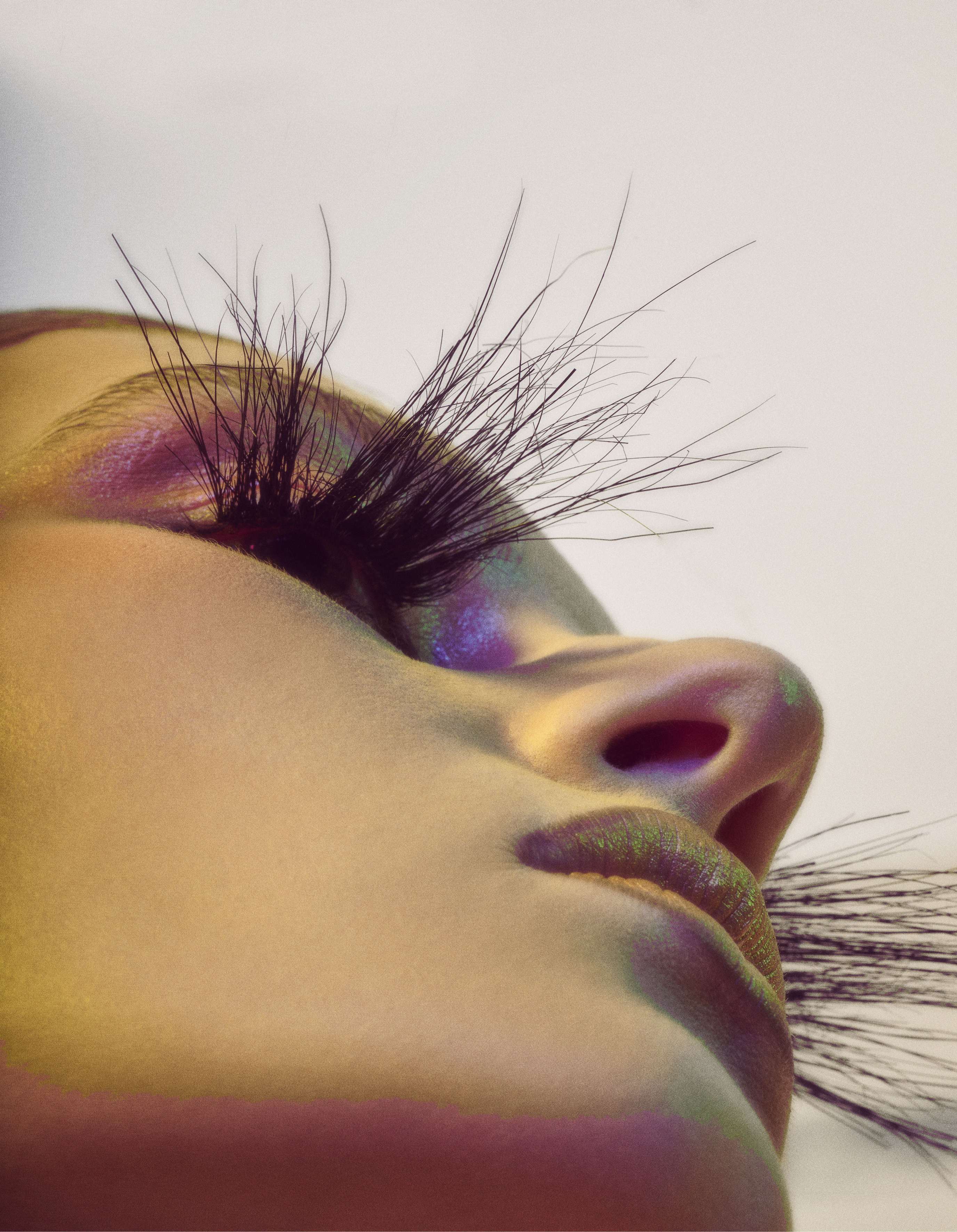 Base Studio Face and Body, no tom N2, € 50, e lápis de sobrancelhas Eye Brows Styler, no tom Lingering, € 24, ambos MAC. Corretor Concealer SPF 27, no tom 2 Ochre, € 65, CLÉ DE PEAU, em CULTBEAUTY.COM. Sombra de olhos em creme Eye Polish, no tom Embrace, € 30, RMS BEAUTY. Eyeliner AMC, no tom 77, € 15,90, INGLOT. Pestanas postiças, DENEY ADAM. Lápis de sobrancelhas (usado nos lábios) Perfect Brow Pencil, no tom Soft Brown, € 30, e iluminador (usado nos lábios) Stick Highlighter, no tom Dripping in Gold, € 44, ambos ANASTASIA BEVERLY HILLS.