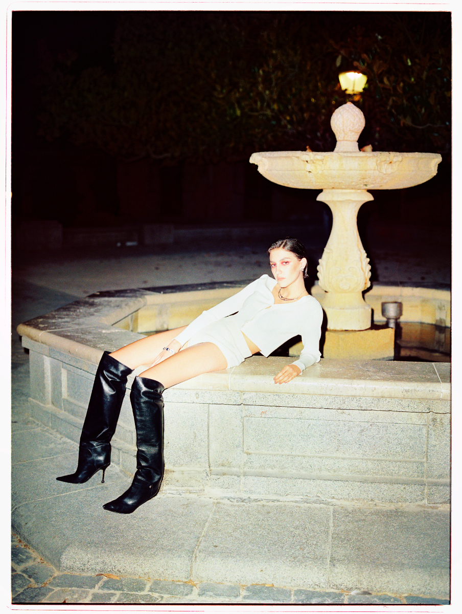 Casaco e calções, Parosh. Joias, Unode50. Botas, Jimmy Choo.