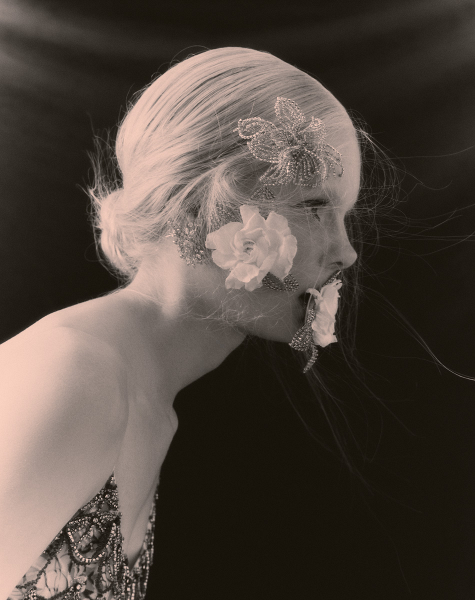 Carla: vestido, GEORGE HOBEIKA. Sapatos, DOLCE & GABBANA; Litja: vestido, LOUIS VUITTON. Headpieces, GRACE BRIDAL INDUSTRIES. Carla: vestido, GEORGE HOBEIKA. Sapatos, DOLCE & GABBANA; Litja: vestido, LOUIS VUITTON. Headpieces, GRACE BRIDAL INDUSTRIES.