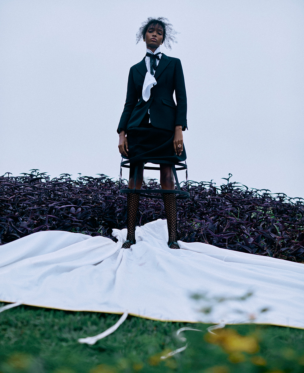 Blazer, camisa, saia, meias e sapatos, tudo Christian Dior. Brincos e anel em ouro, Sauer. Saiote, Fernanda Yamamoto.