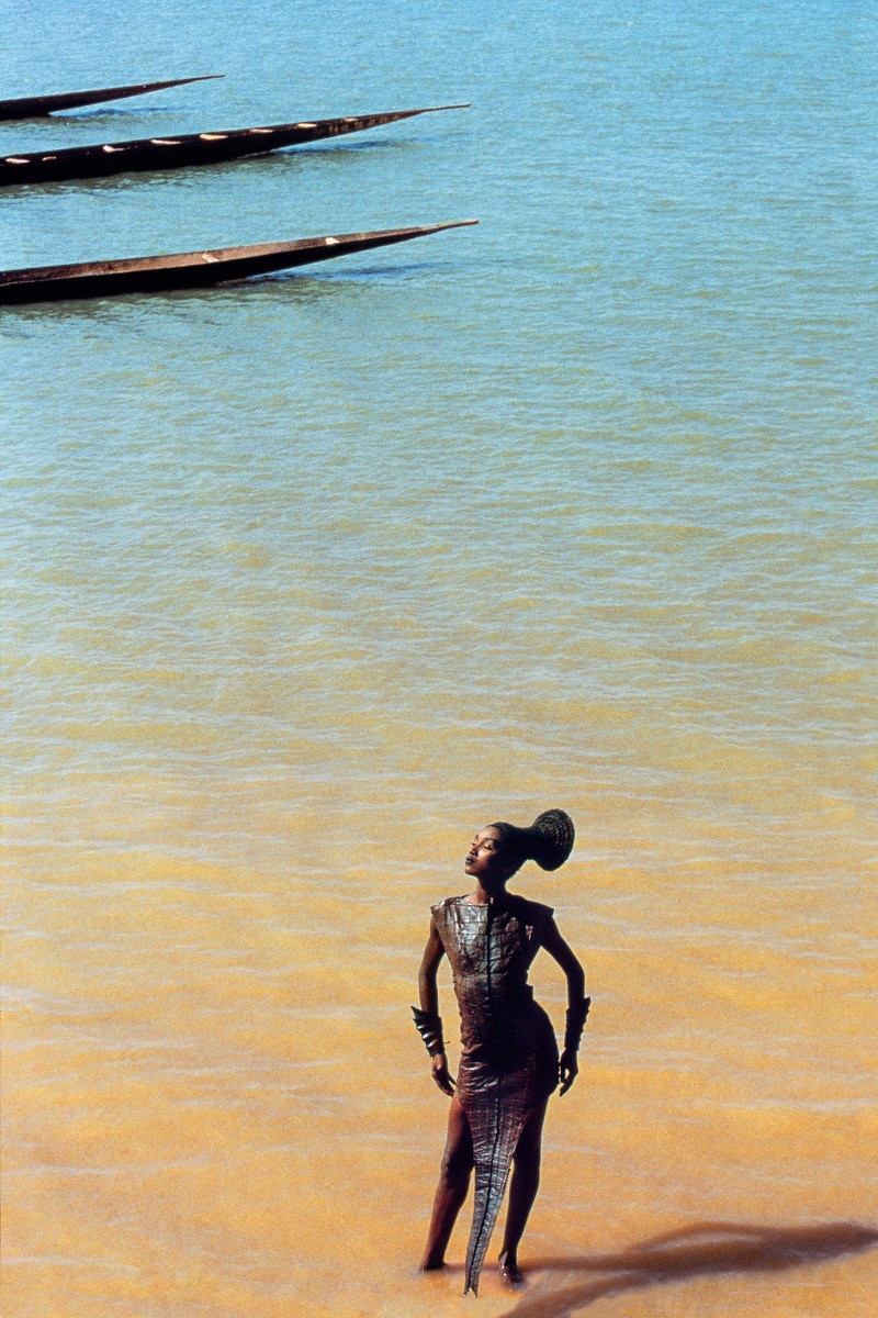 Rio Niger (Mali), 1987. Katoucha Niane veste Croco Style de Mugler. ©Thierry Mugler