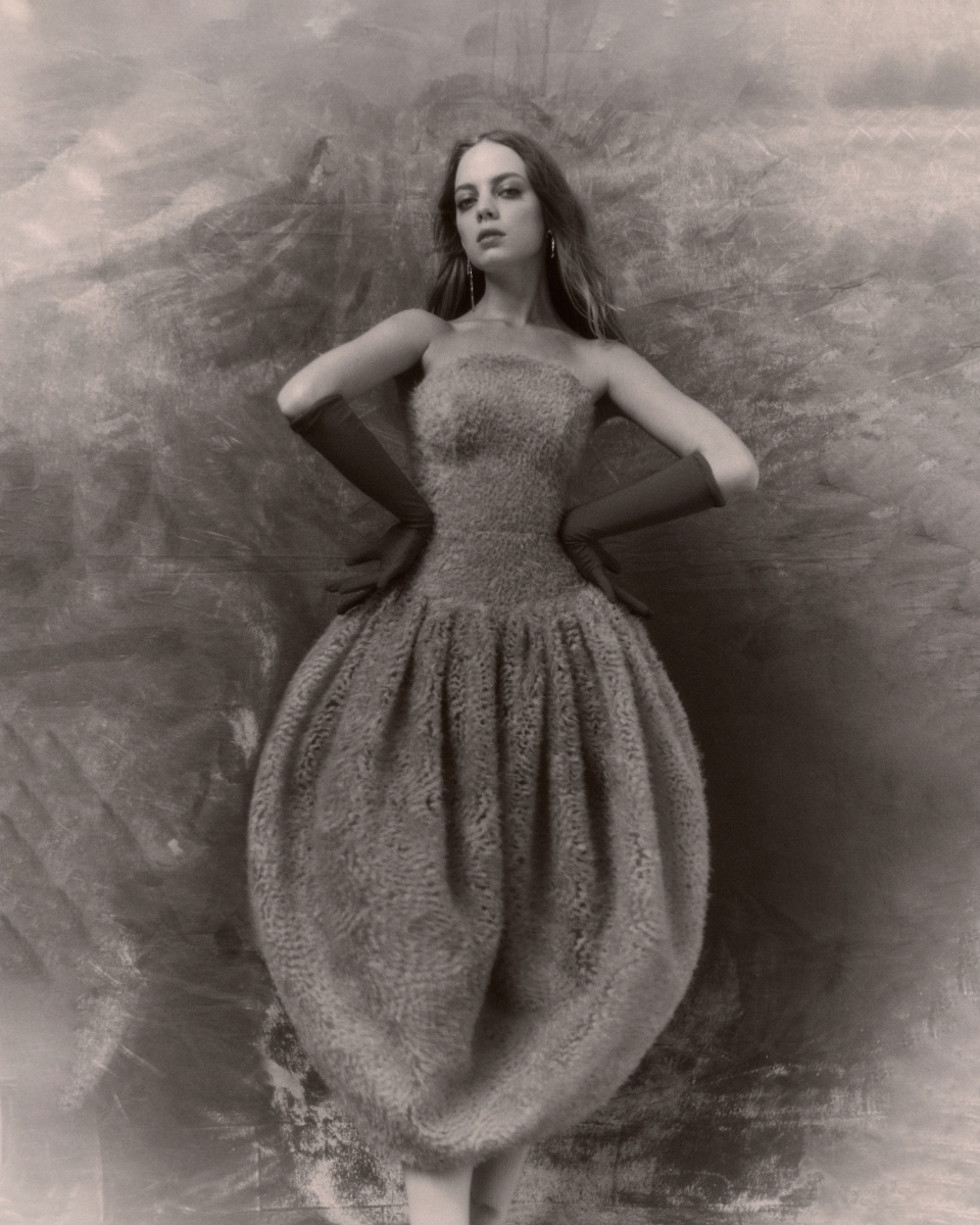Vestido, ALICIA RUEDA ATELIER. Brincos, MARINA GARCIA. Luvas, MICHAEL COSTELLO. Vestido, ALICIA RUEDA ATELIER. Brincos, MARINA GARCIA. Luvas, MICHAEL COSTELLO.