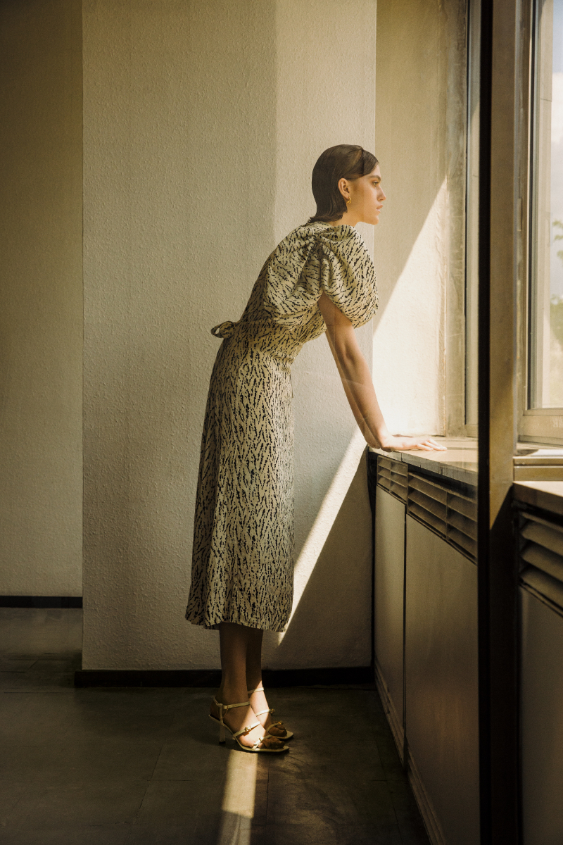 Vestido, Rotate Birger Christensen. Brincos, Golden Rules. Sapatos, Zara.