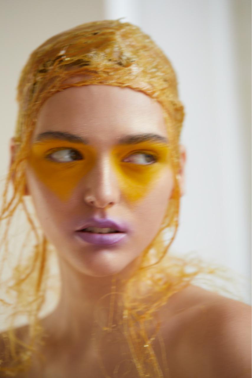 Base Maracuja Tinted Moisturizer, no tom 22S Light Sand, TARTE. Pigmento em pó Pigment, no tom Rock-It Yellow, € 28, MAC. Pigmento em pó Shimmer Powder, no tom SHP-5 Banana, e pigmento em pó Lumière Luxe Powder, no tom LX-17 Cosmic Violet, ambos BEN NYE.