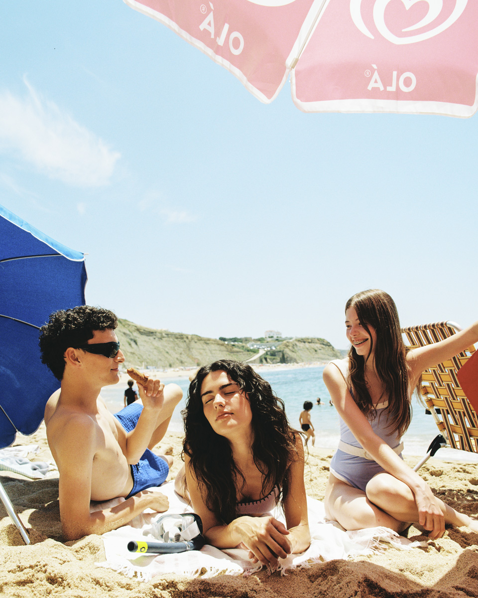Miguel: calções, OAS. Óculos de sol, DOLCE&GABBANA. Sandra: fato de banho, NANUSHKA. Maria: fato de banho, MEDINA.