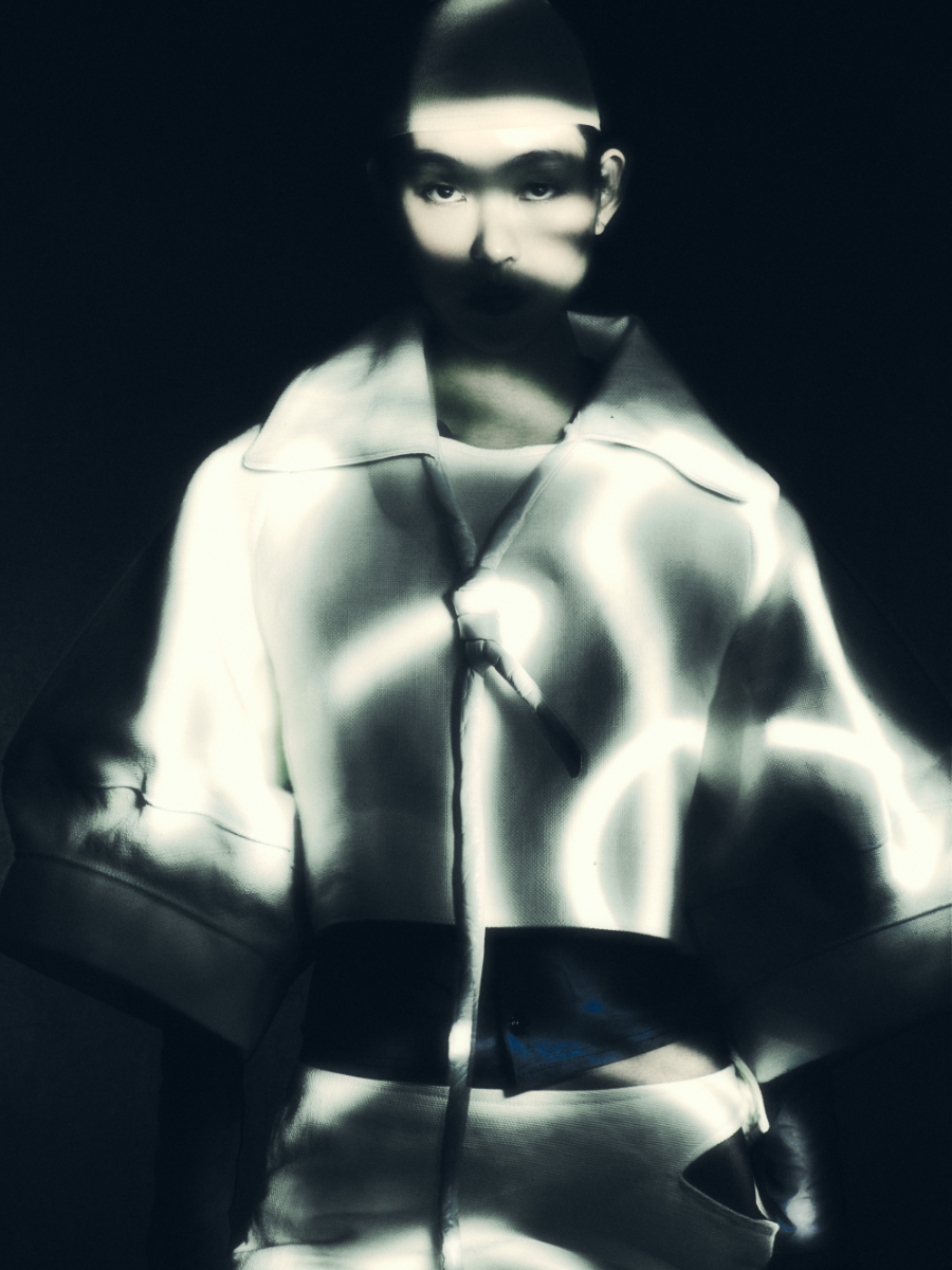 Casaco e calções, PIETRO ZULIAN. Top, ALCHÈTIPO. Collants, CALZEDONIA.