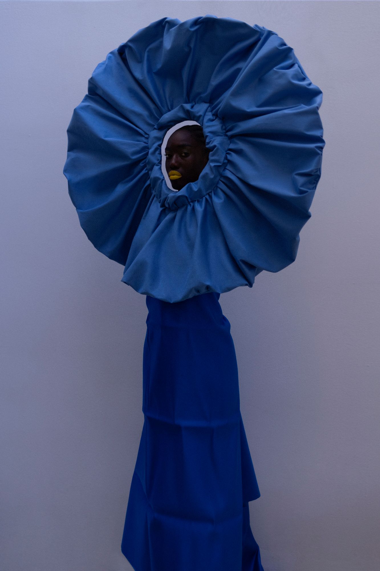 Vestido, Calvin Klein. Headpiece, Enol Blasco.