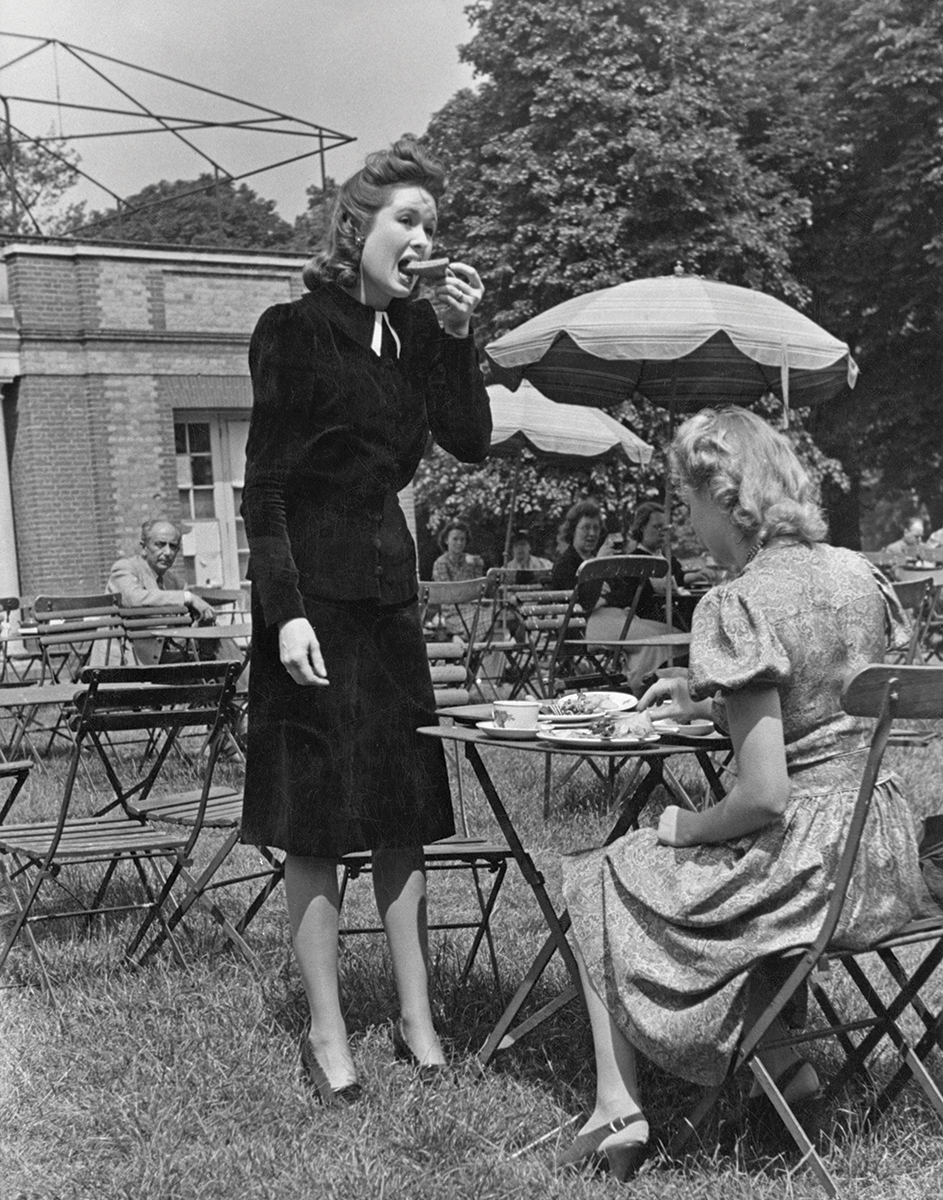 Uma modelo veste um fato preto feito a partir de um casaco de veludo antigo, 1941. ©Getty Images